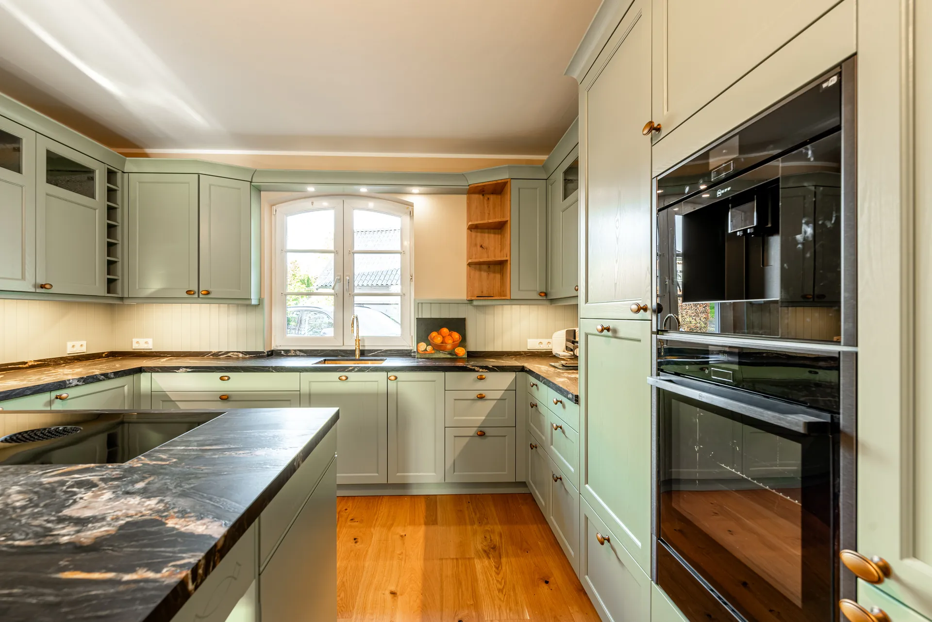 Landhausküche – Küche mit Naturstein und Quooker Armatur