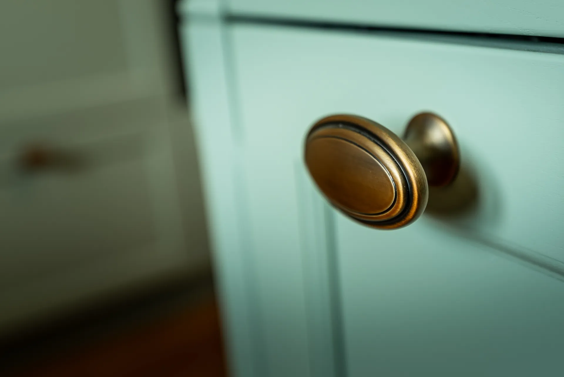 Landhausküche – Küche mit Naturstein und Quooker Armatur