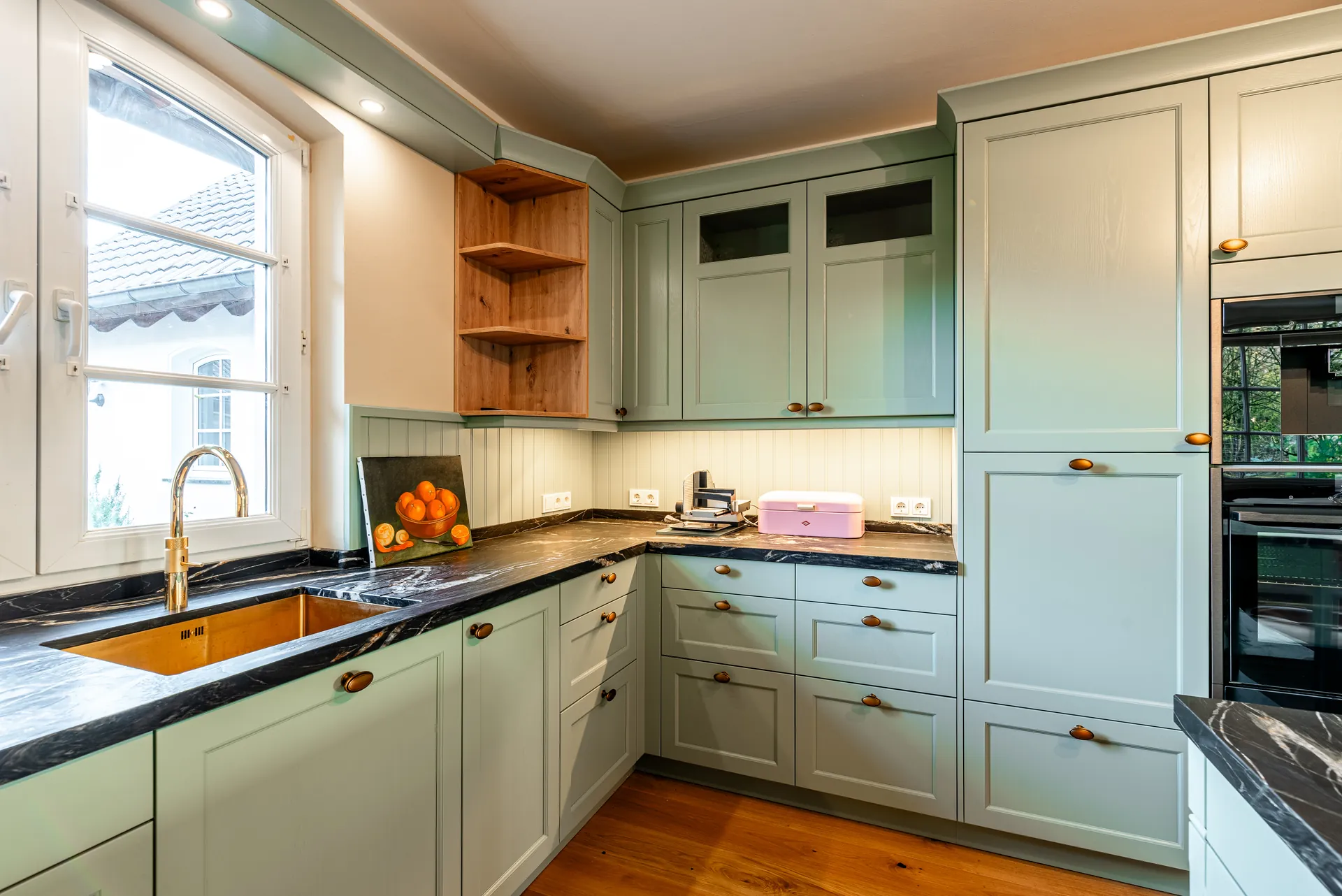 Landhausküche – Küche mit Naturstein und Quooker Armatur