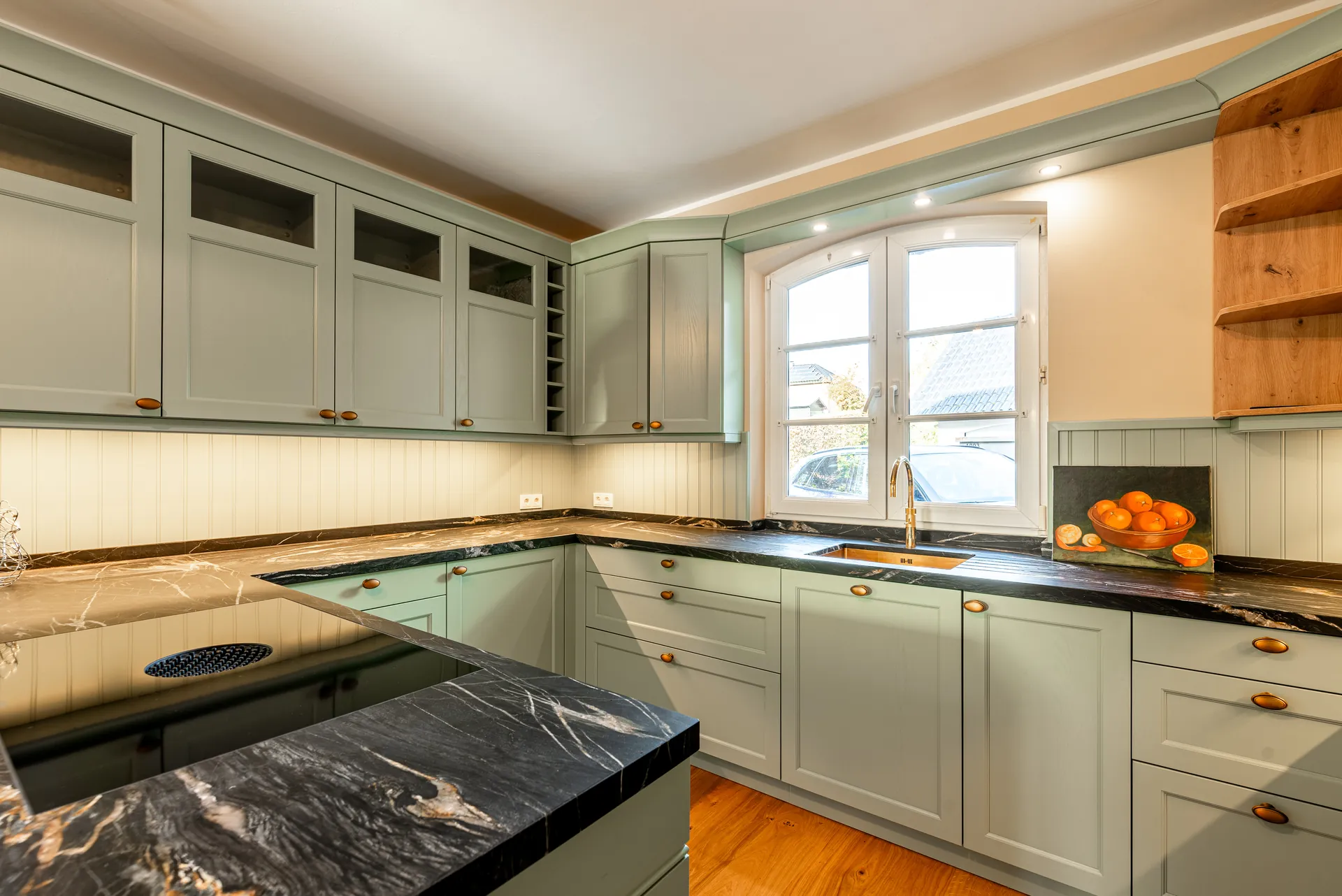 Landhausküche – Küche mit Naturstein und Quooker Armatur