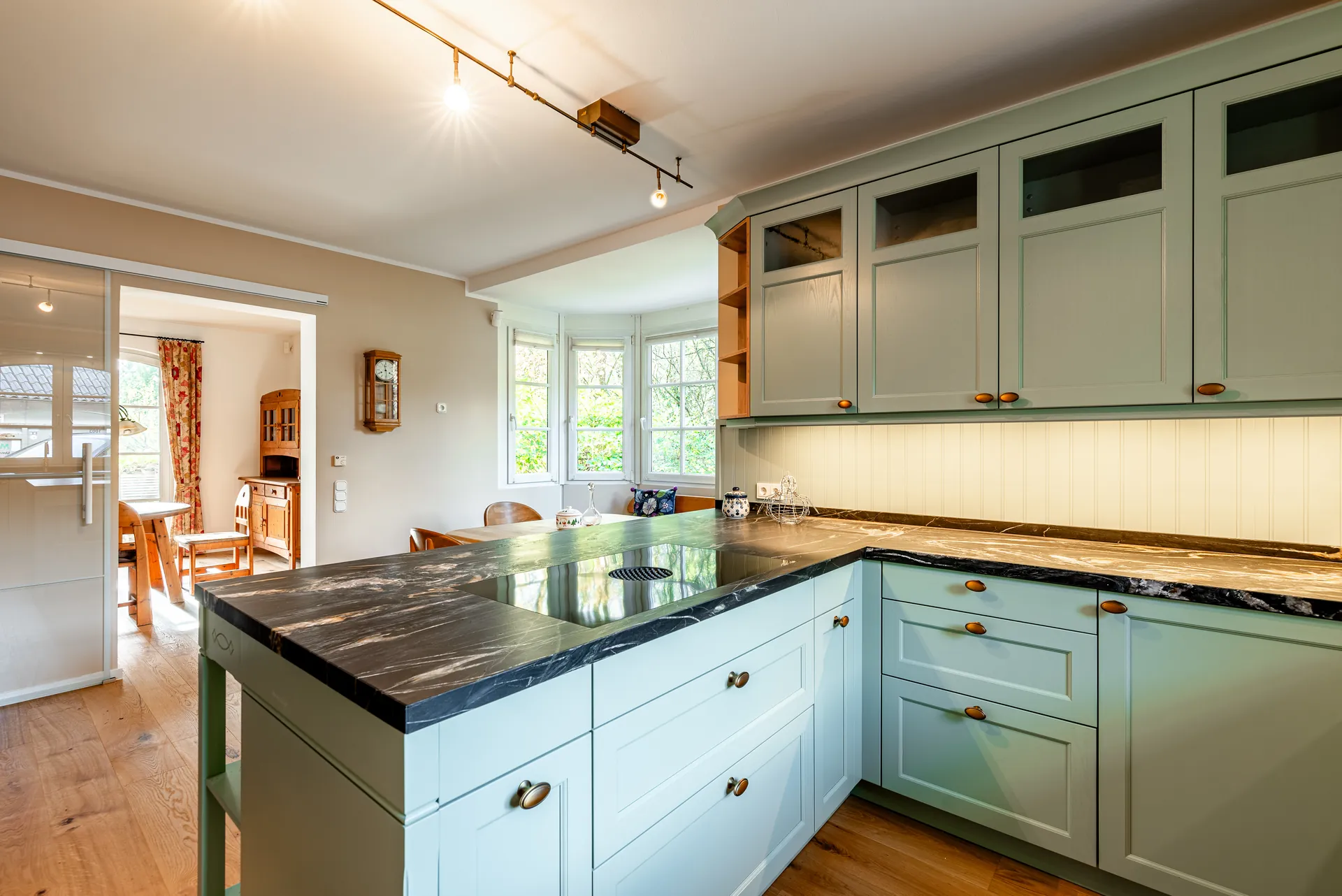 Landhausküche – Küche mit Naturstein und Quooker Armatur