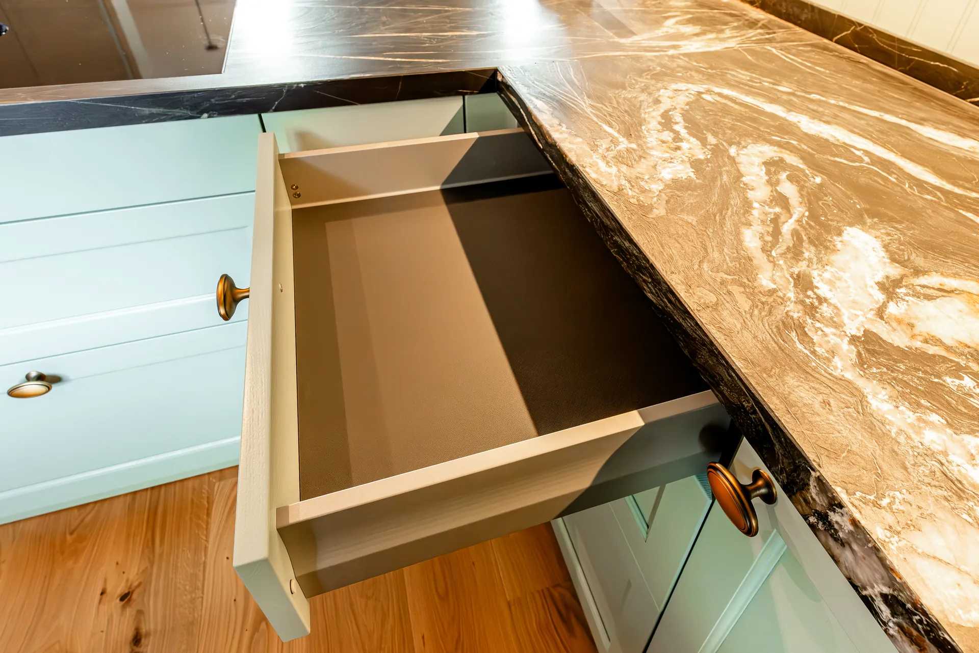 Landhausküche – Küche mit Naturstein und Quooker Armatur