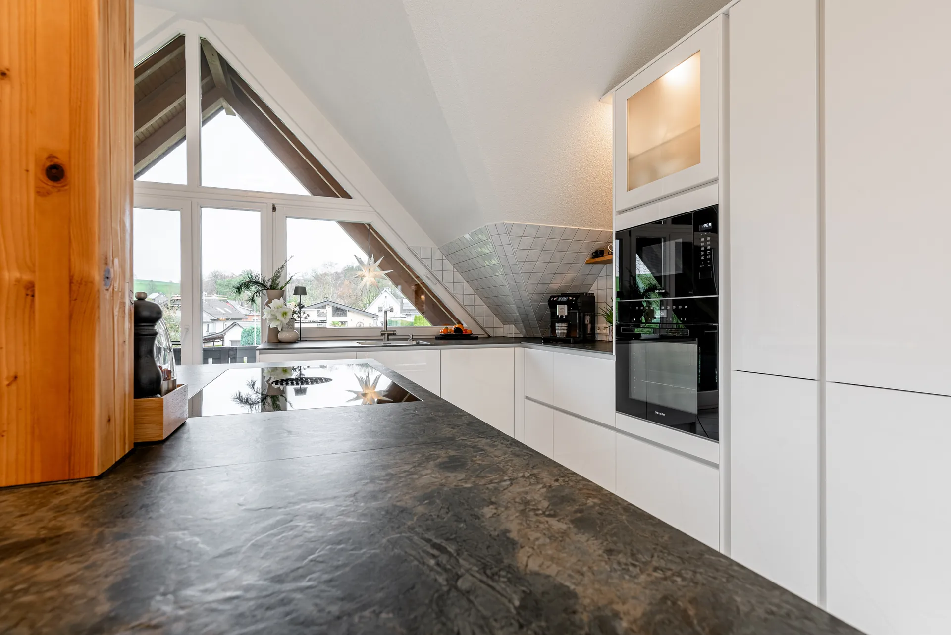 Designküche in Holz – Weiße Hochglanzküche mit Keramik