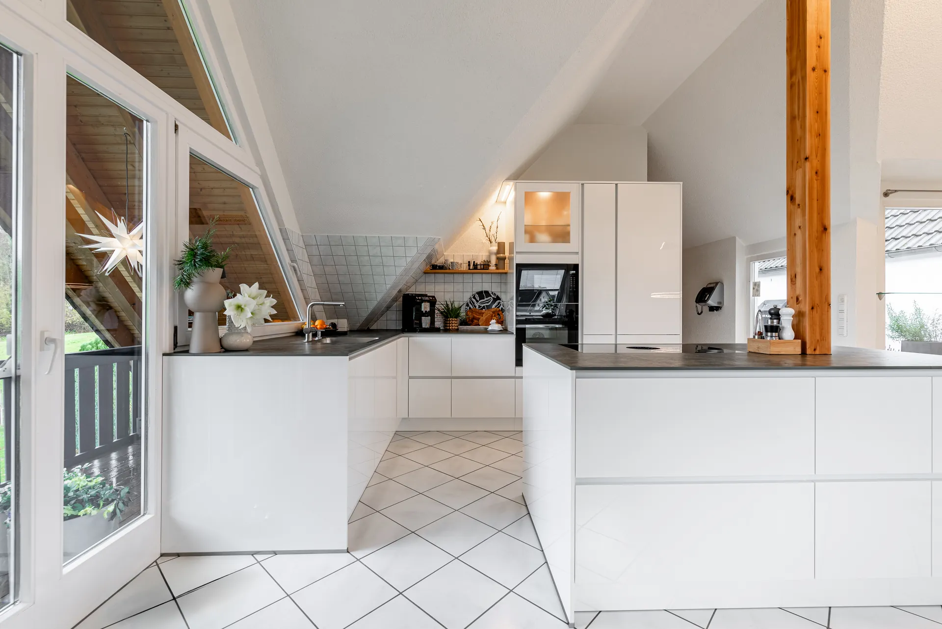 Designküche in Holz – Weiße Hochglanzküche mit Keramik