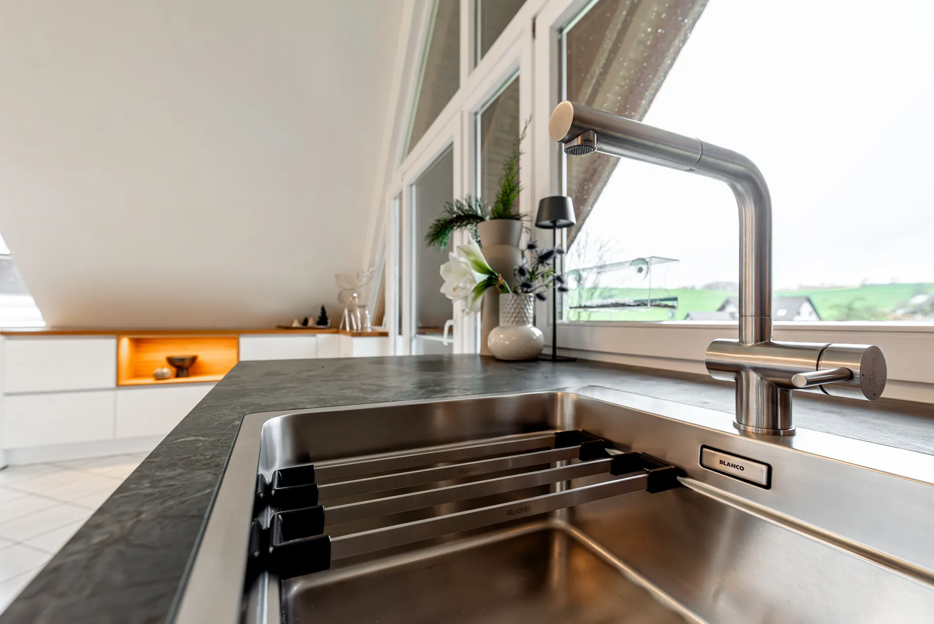 Designküche in Holz – Weiße Hochglanzküche mit Keramik