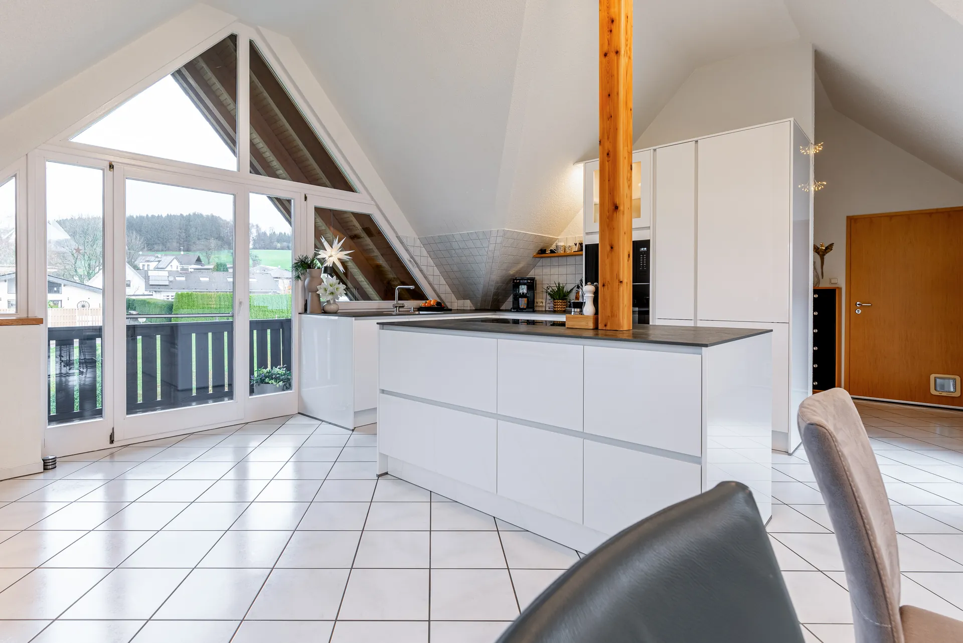 Designküche in Holz – Weiße Hochglanzküche mit Keramik