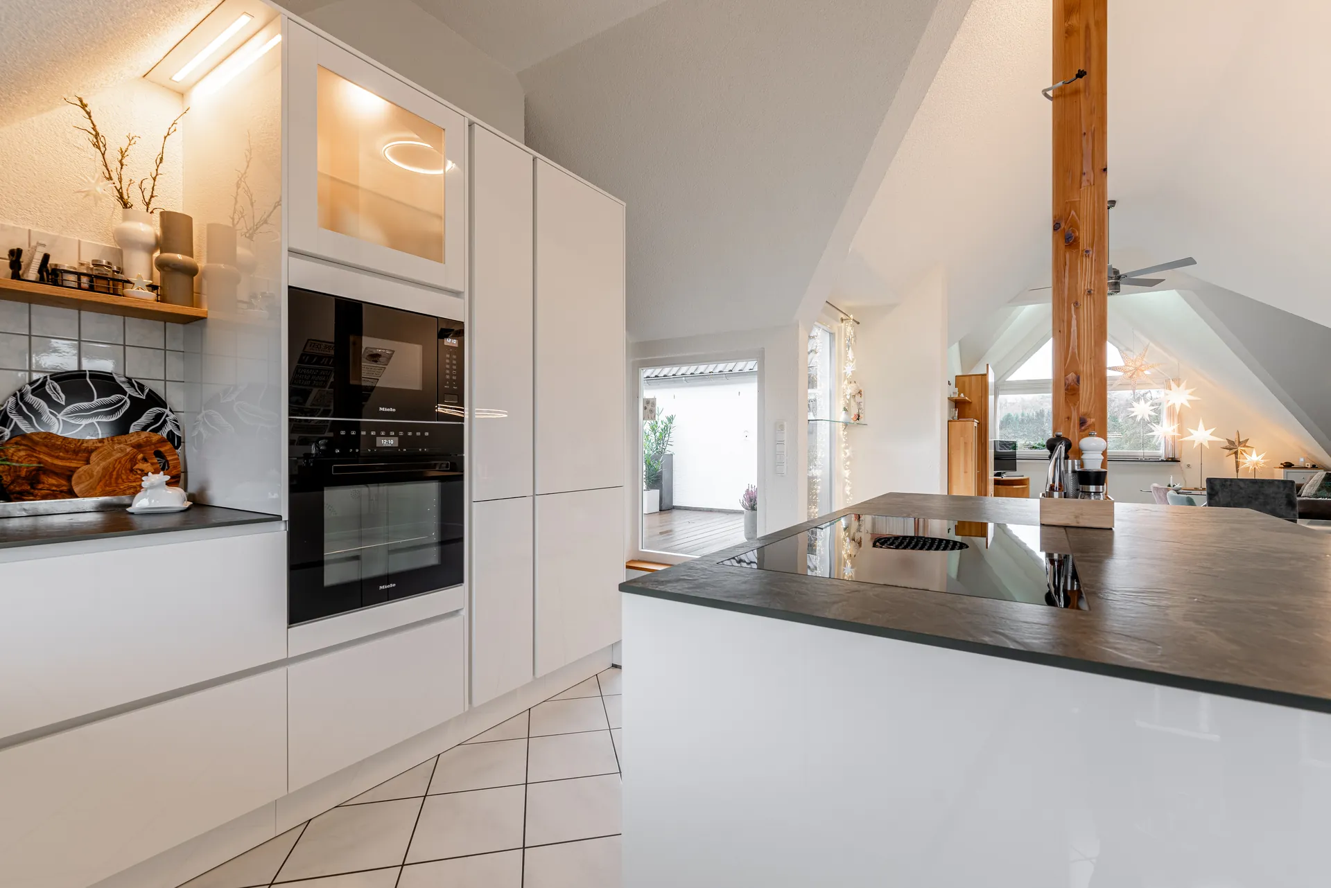 Designküche in Holz – Weiße Hochglanzküche mit Keramik
