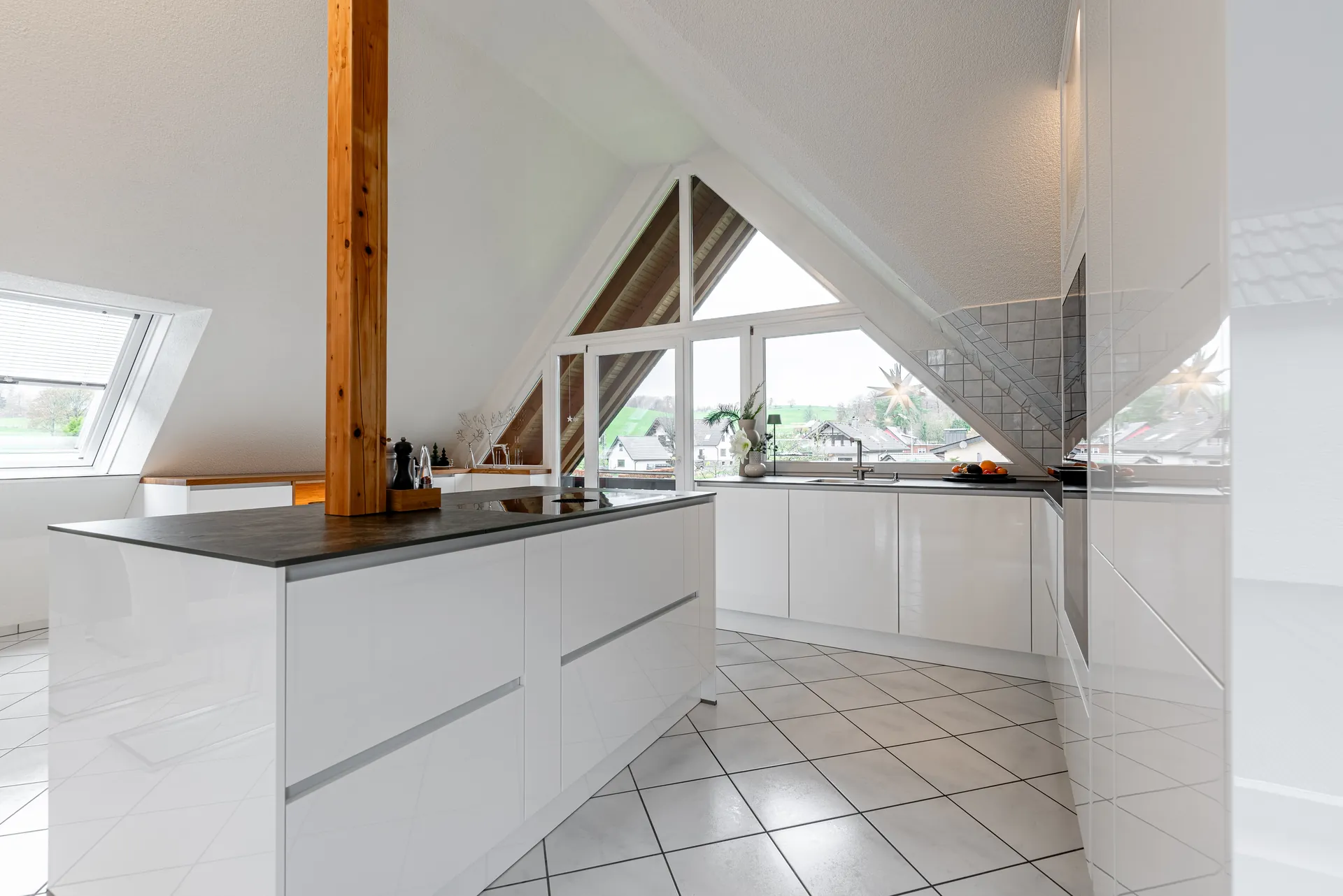 Designküche in Holz – Weiße Hochglanzküche mit Keramik