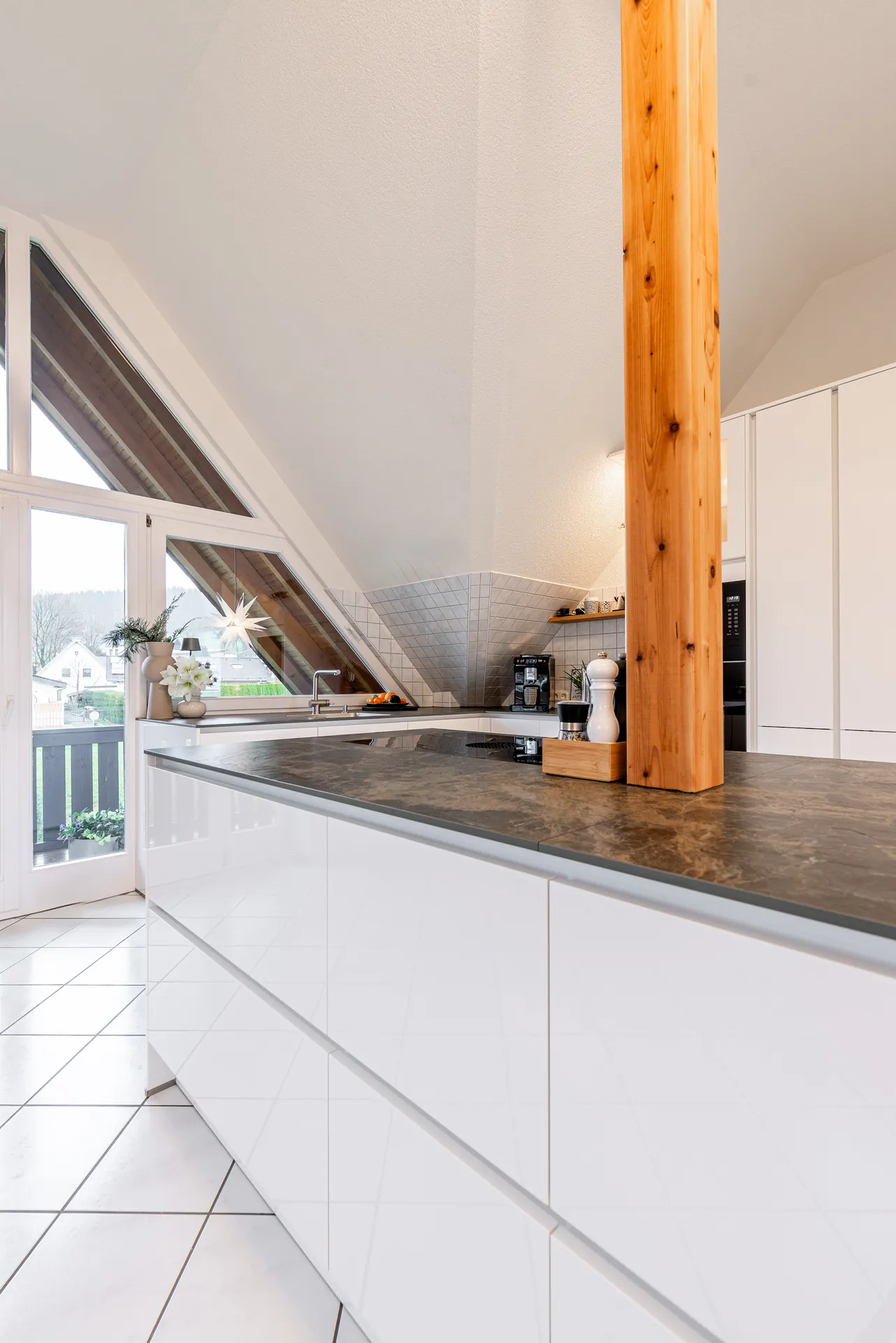 Designküche in Holz – Weiße Hochglanzküche mit Keramik