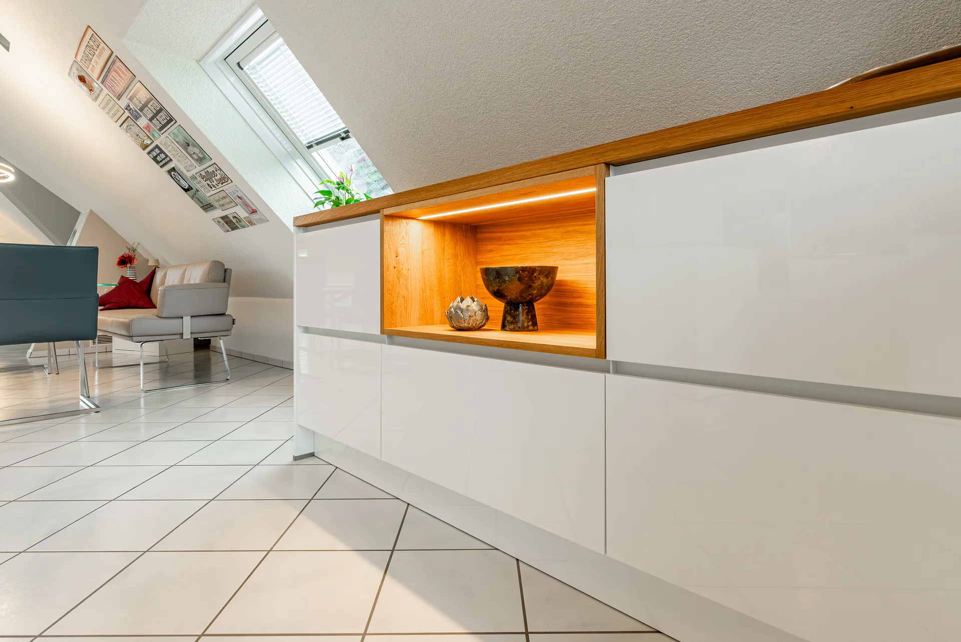 Designküche in Holz – Weiße Hochglanzküche mit Keramik