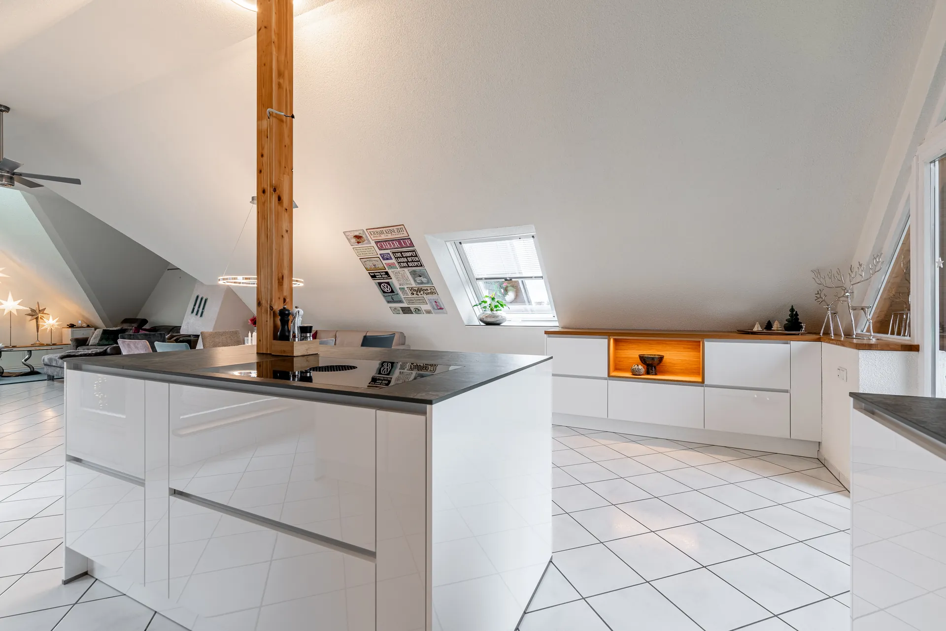 Designküche in Holz – Weiße Hochglanzküche mit Keramik