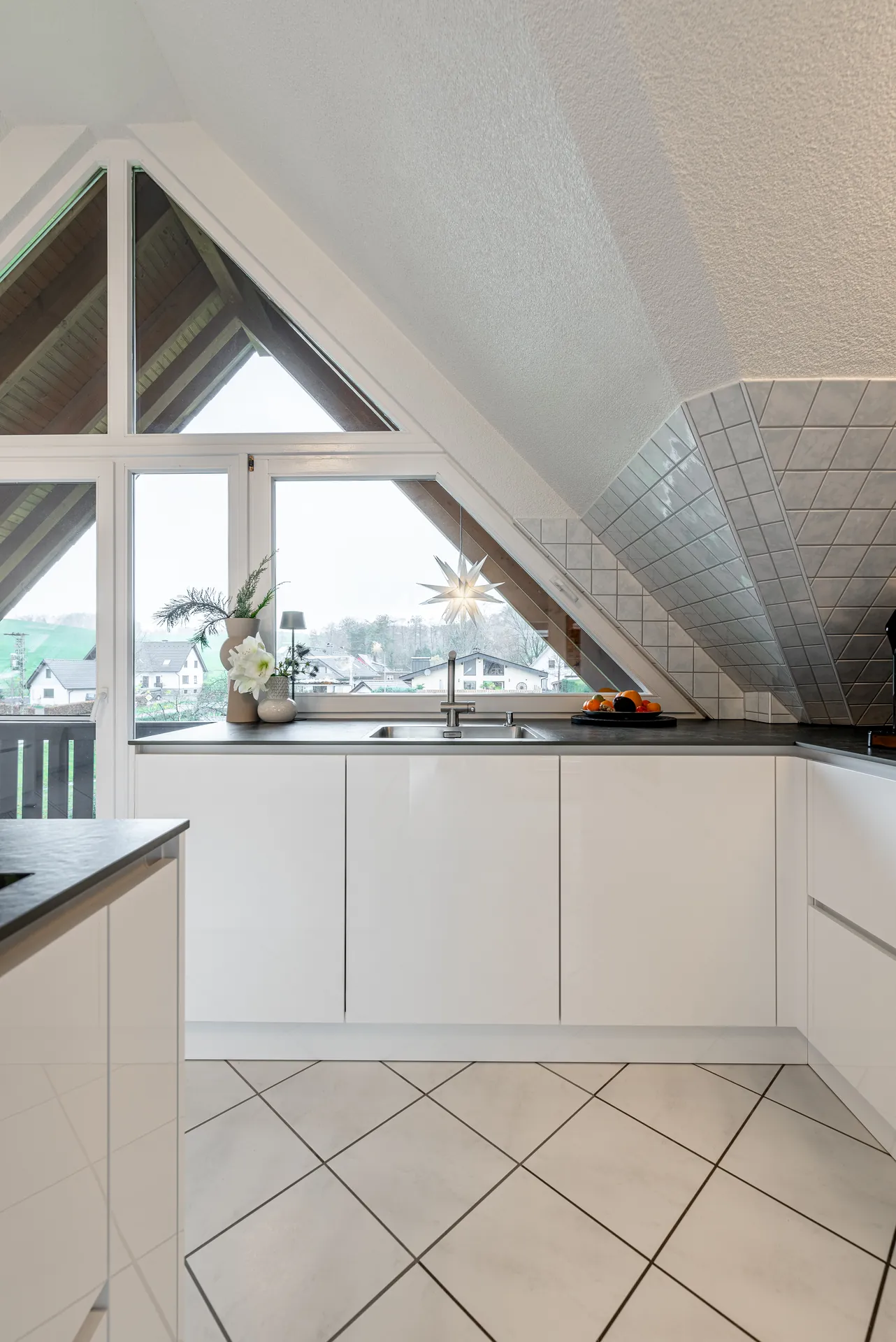 Designküche in Holz – Weiße Hochglanzküche mit Keramik