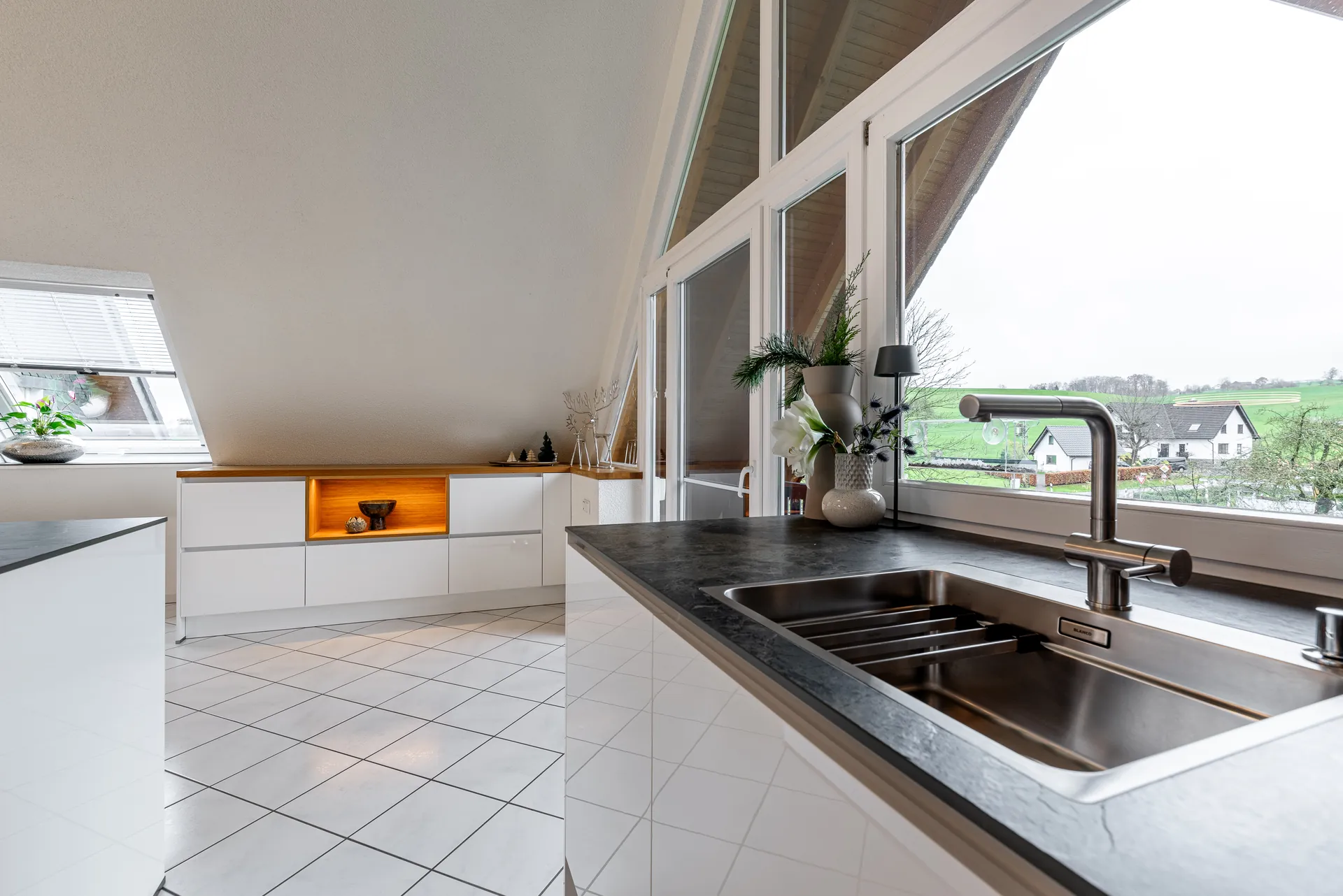 Designküche in Holz – Weiße Hochglanzküche mit Keramik