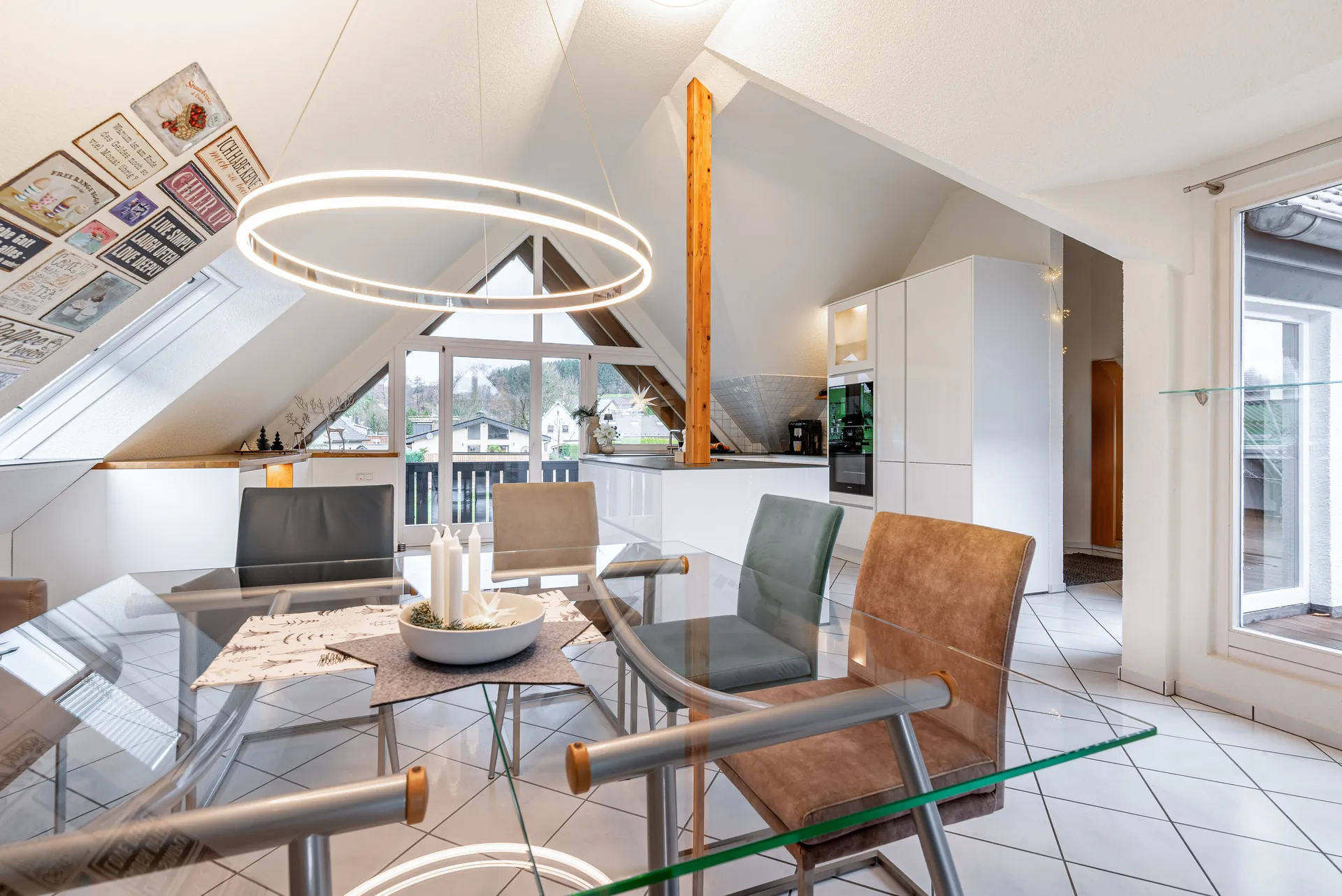 Designküche in Holz – Weiße Hochglanzküche mit Keramik