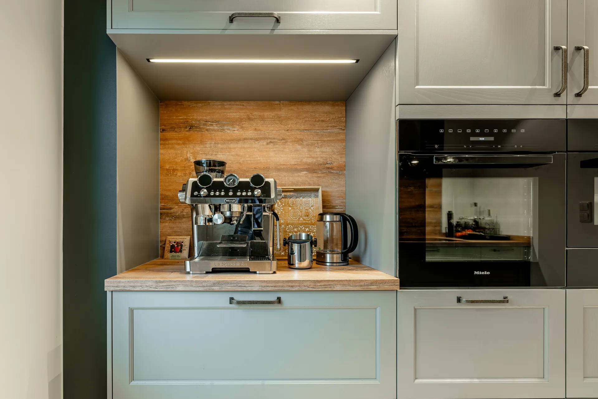 Landhausküche in Holz – Moderne Küche in Massivholz grau