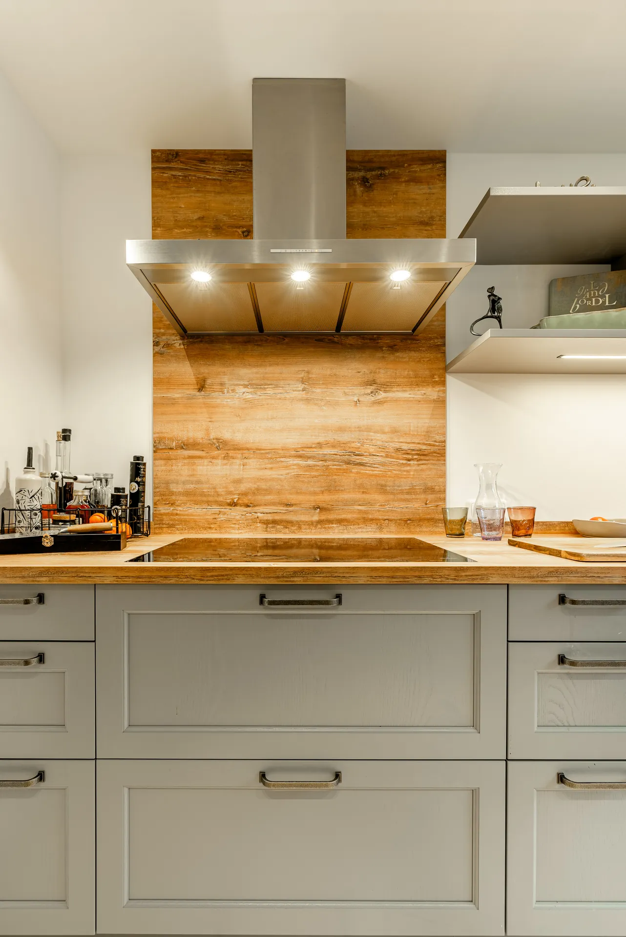 Landhausküche in Holz – Moderne Küche in Massivholz grau