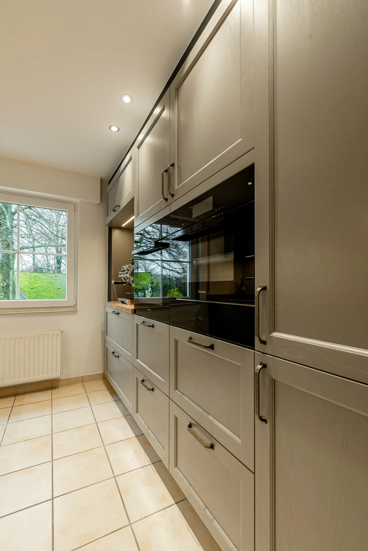 Landhausküche in Holz – Moderne Küche in Massivholz grau