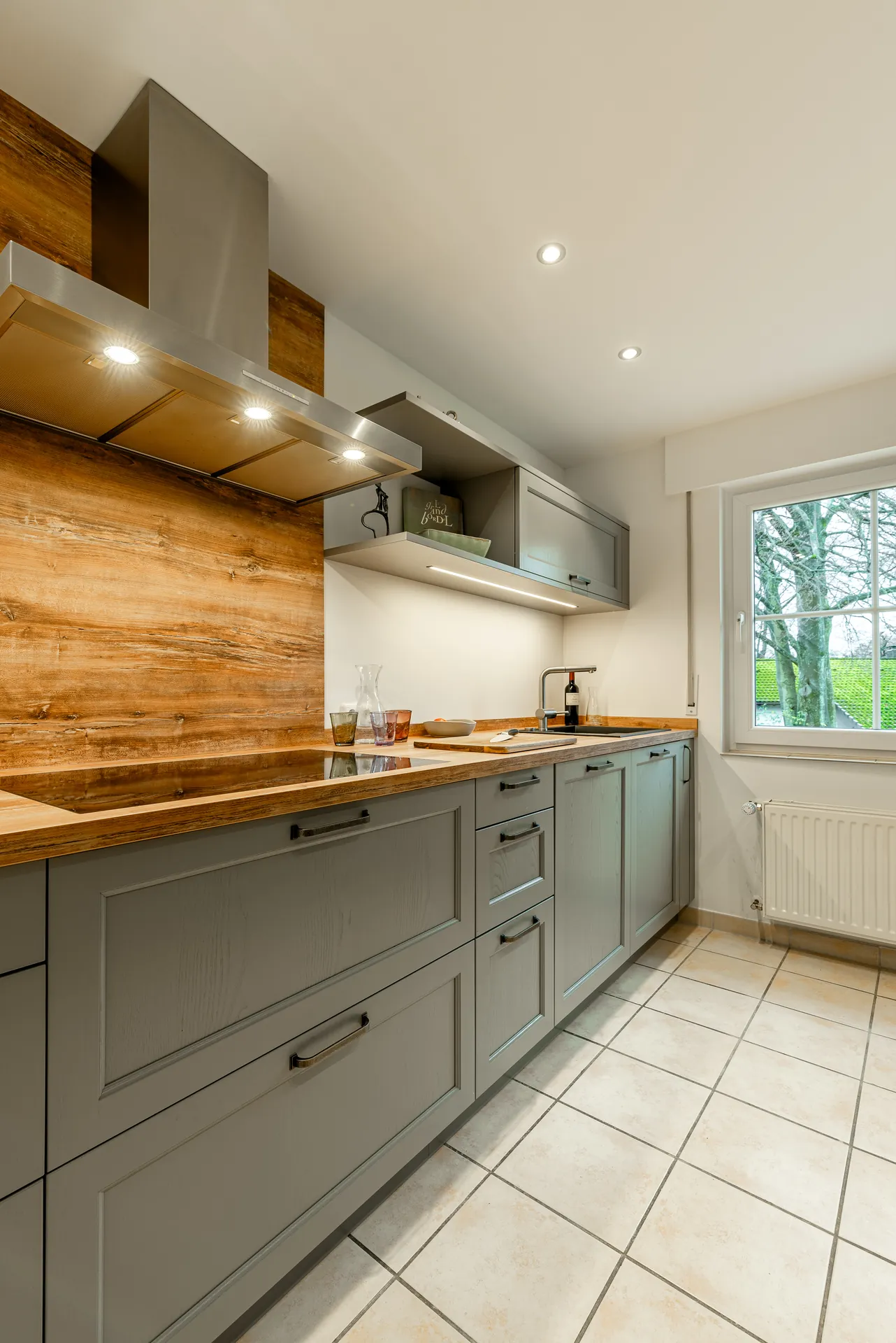 Landhausküche in Holz – Moderne Küche in Massivholz grau