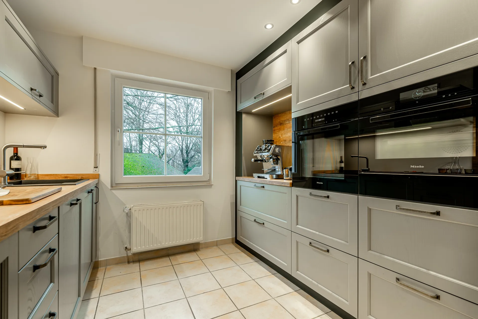 Landhausküche in Holz – Moderne Küche in Massivholz grau