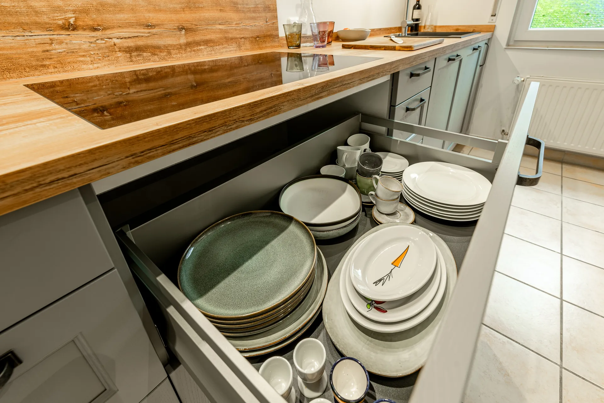 Landhausküche in Holz – Moderne Küche in Massivholz grau