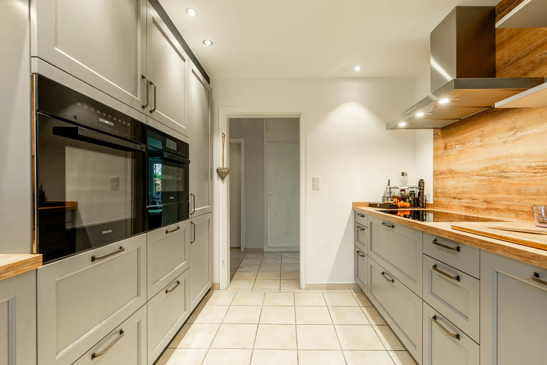 Landhausküche in Holz – Moderne Küche in Massivholz grau