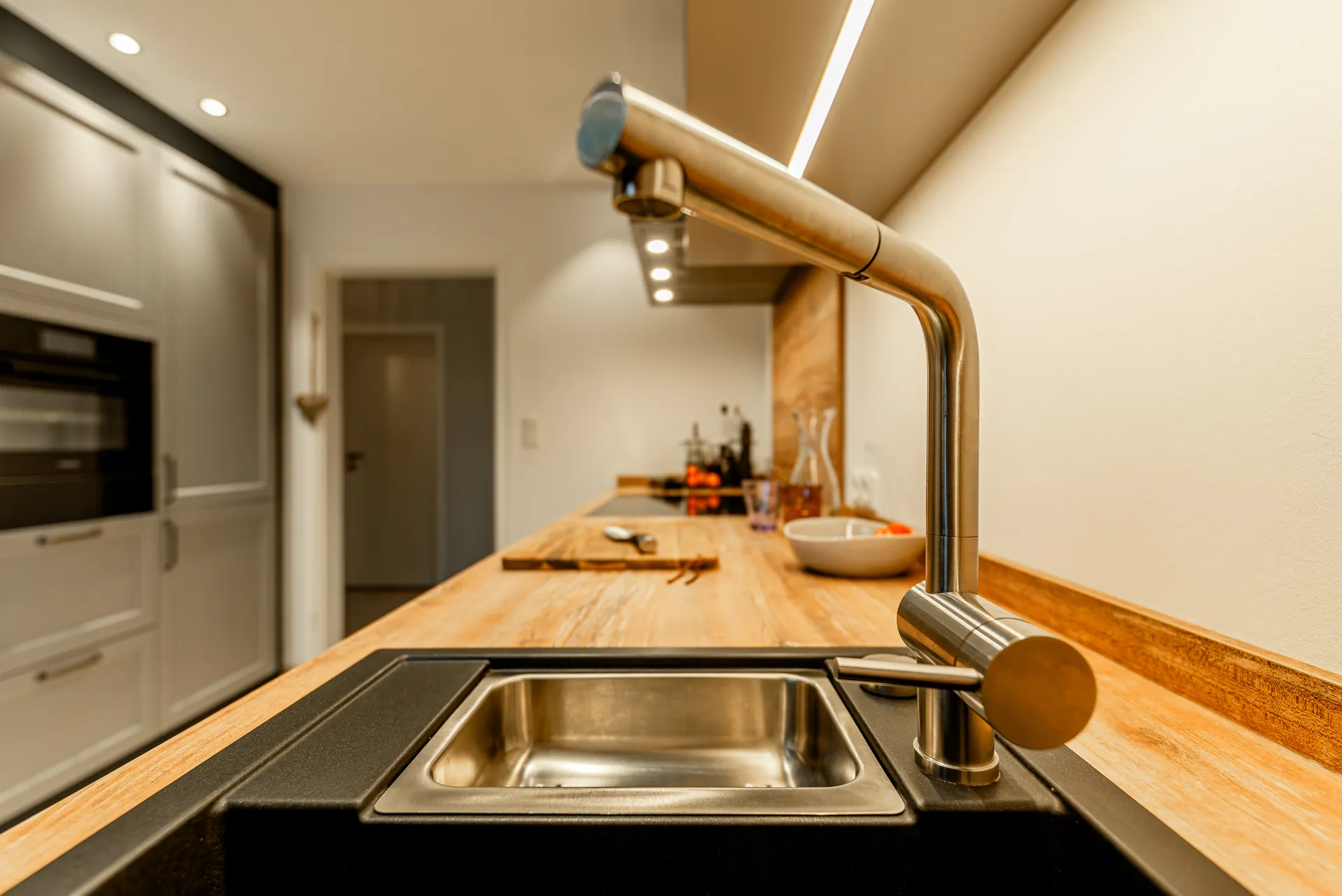 Landhausküche in Holz – Moderne Küche in Massivholz grau