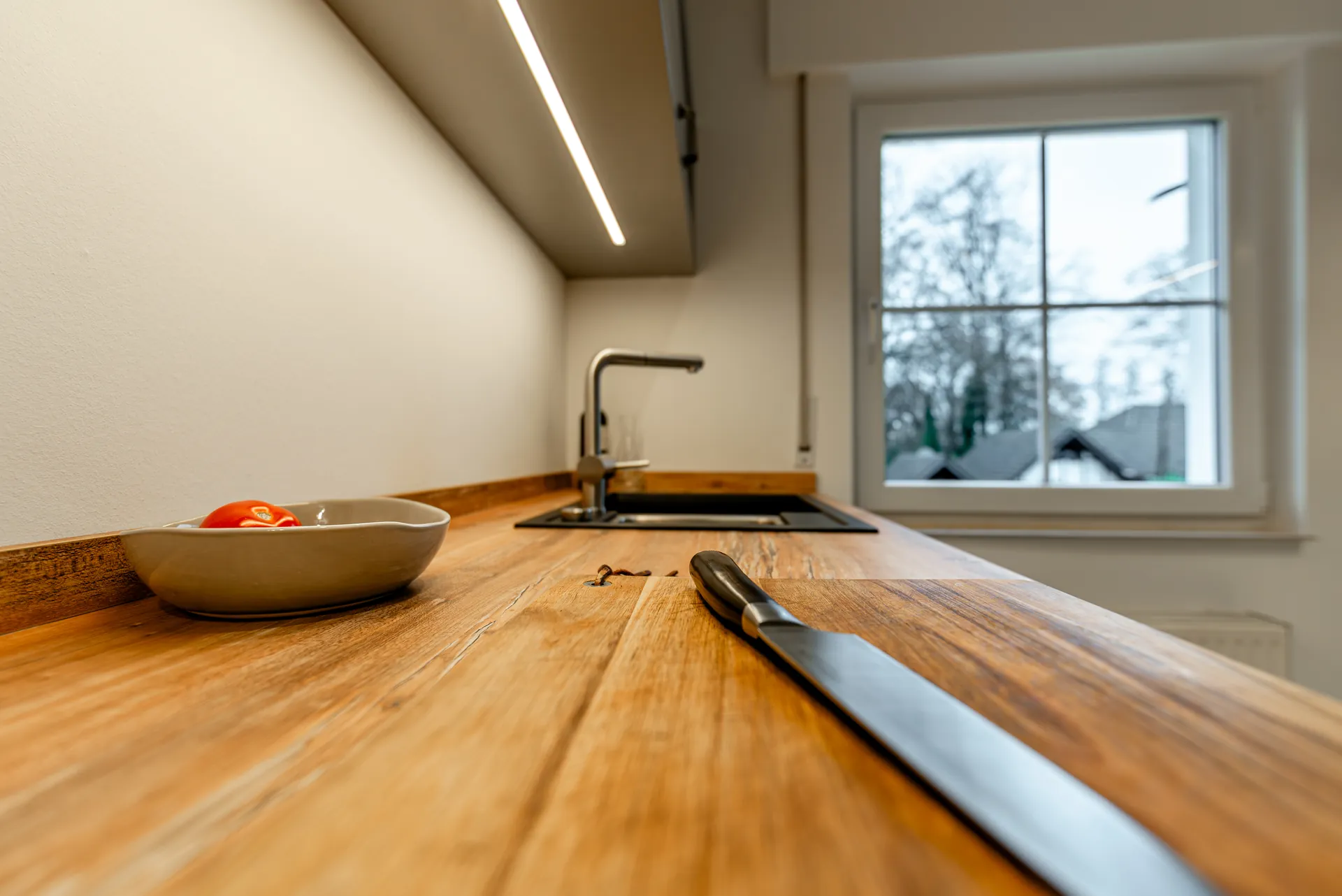Landhausküche in Holz – Moderne Küche in Massivholz grau