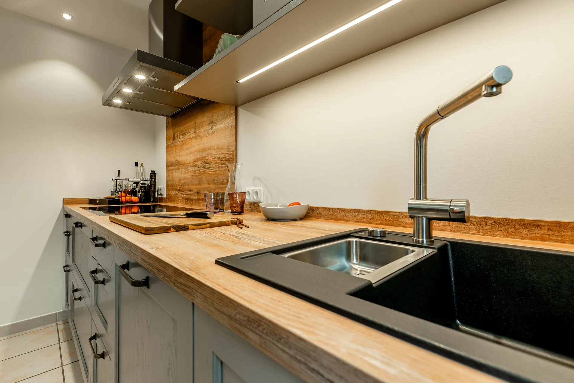 Landhausküche in Holz – Moderne Küche in Massivholz grau