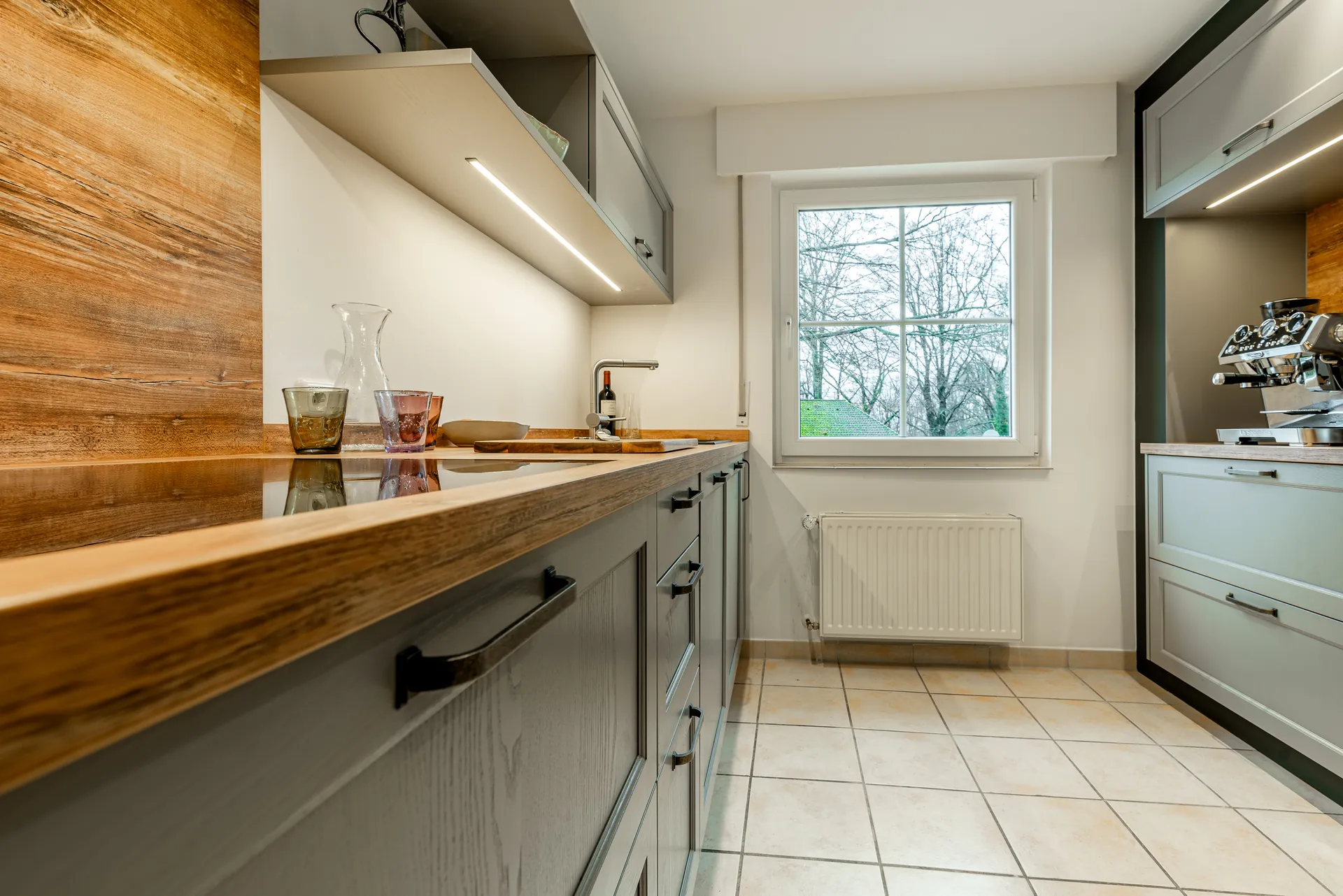 Landhausküche in Holz – Moderne Küche in Massivholz grau