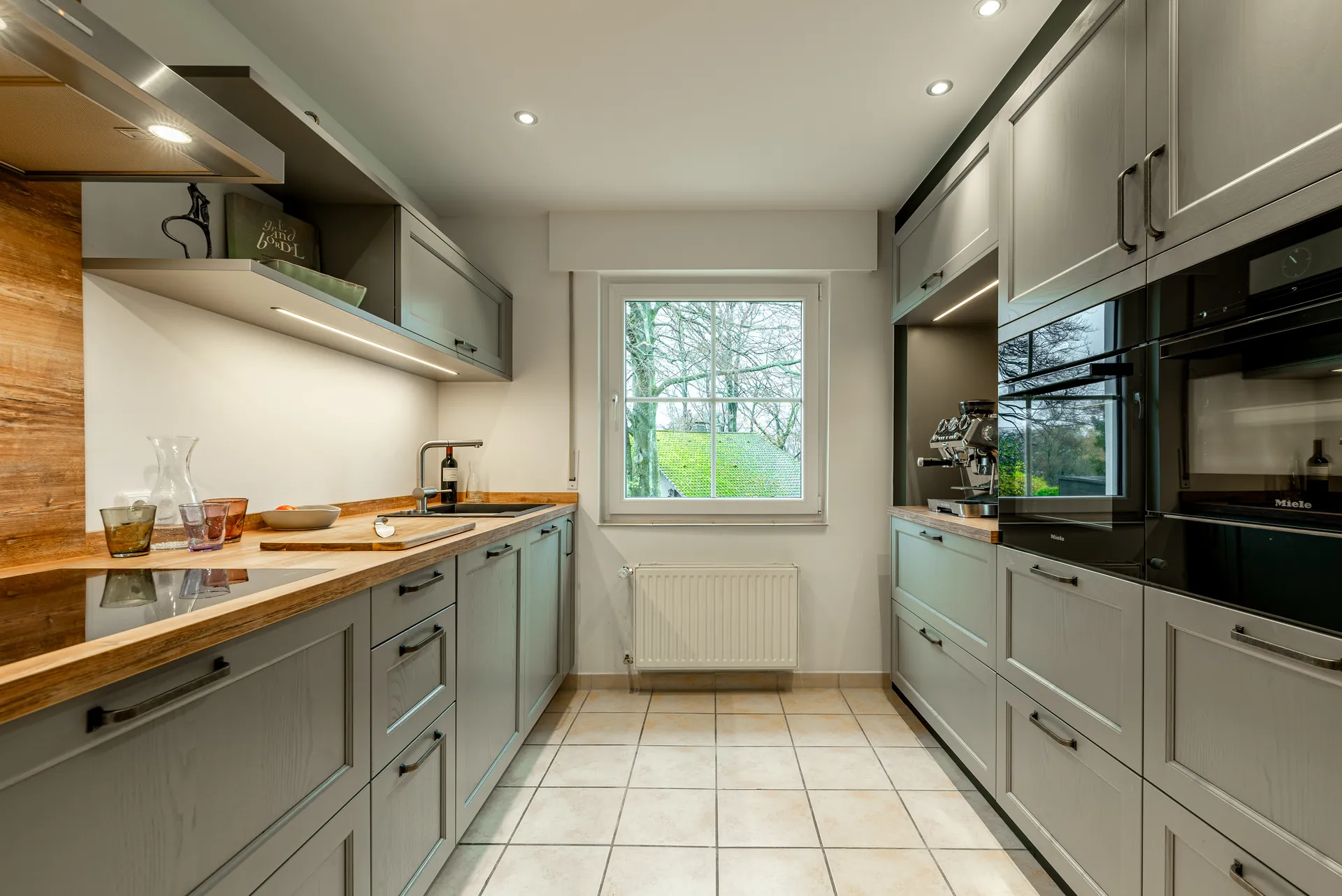 Landhausküche in Holz – Moderne Küche in Massivholz grau