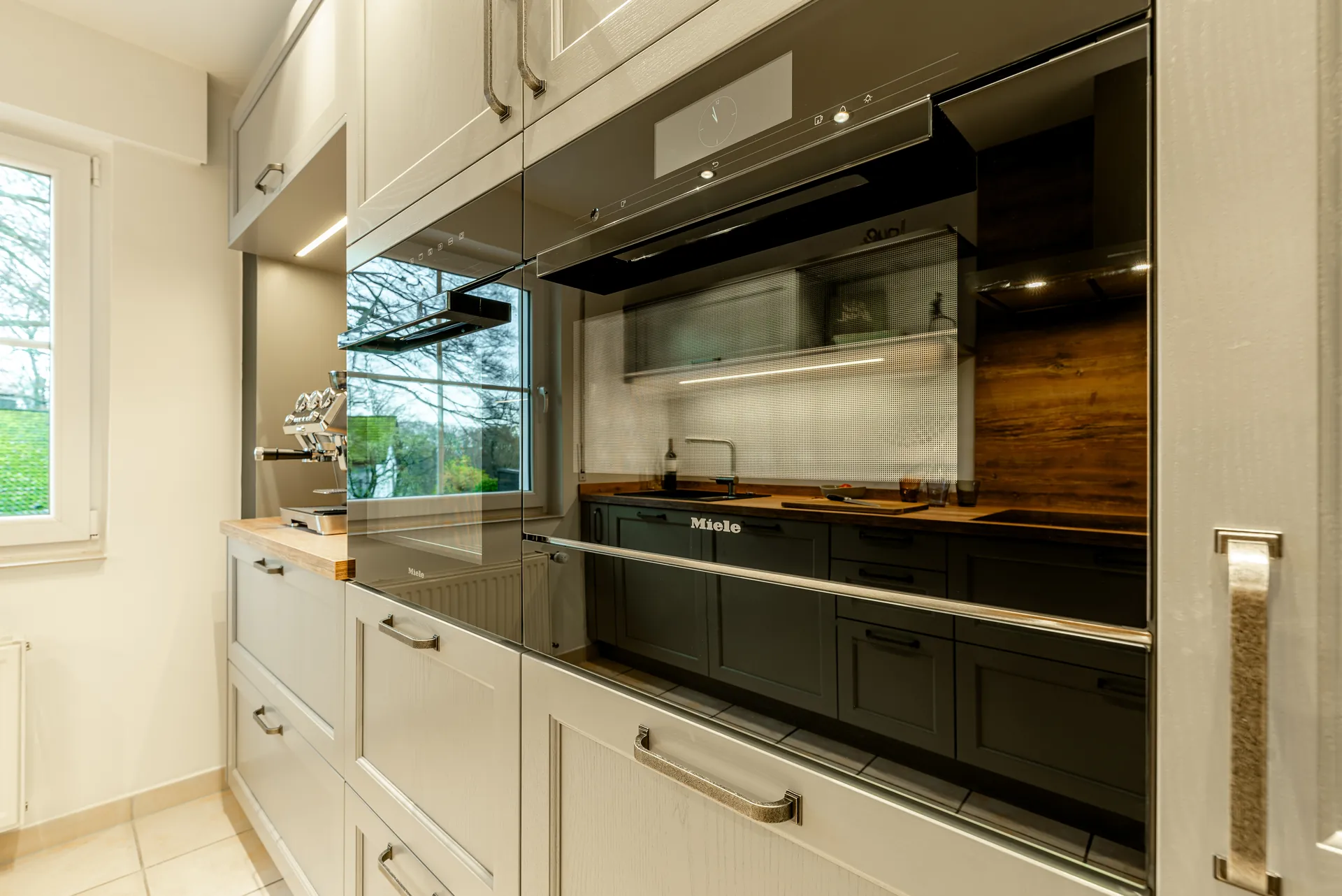 Landhausküche in Holz – Moderne Küche in Massivholz grau