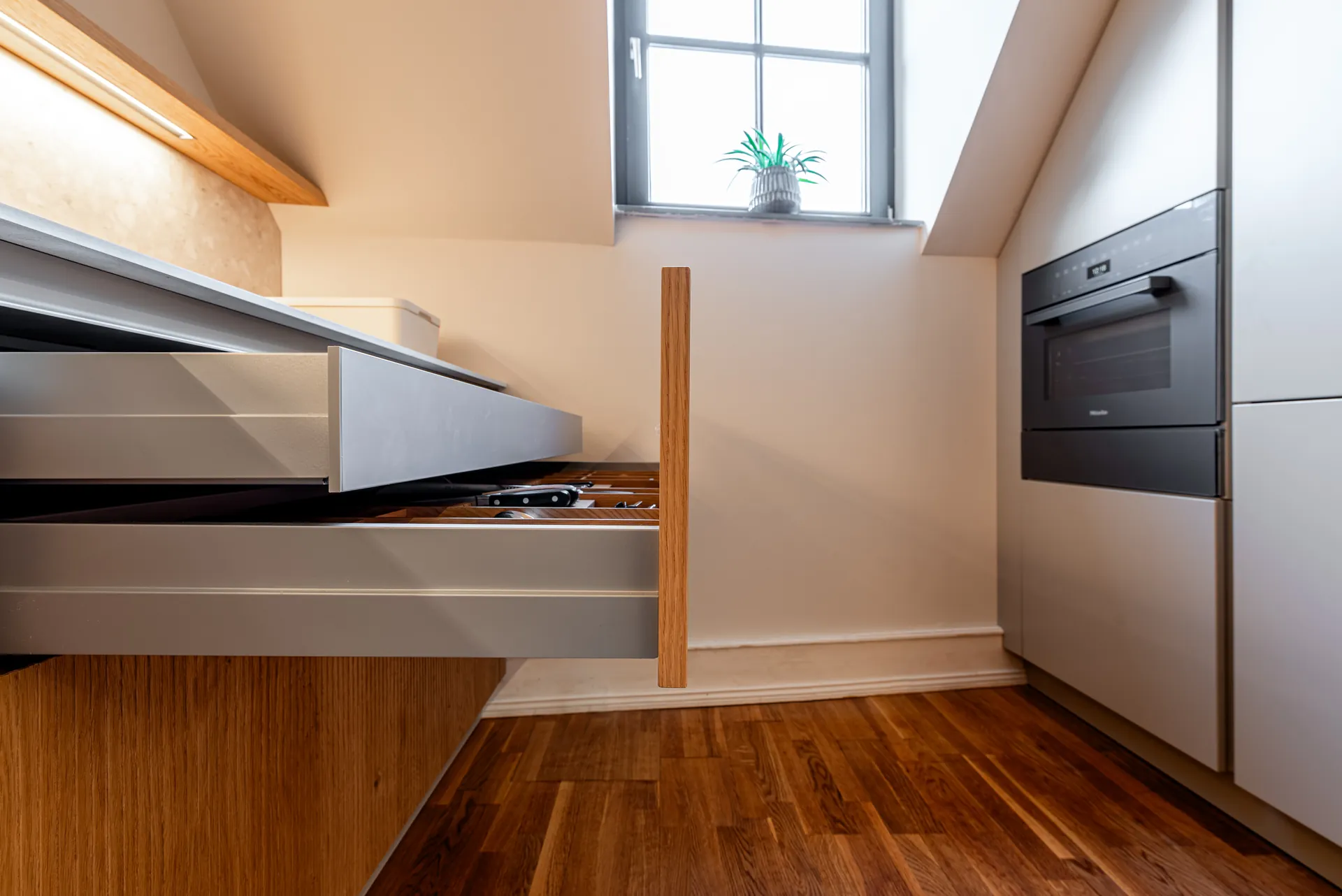 Designküche in Holz – Leicht Küche Bossa mit Keramik