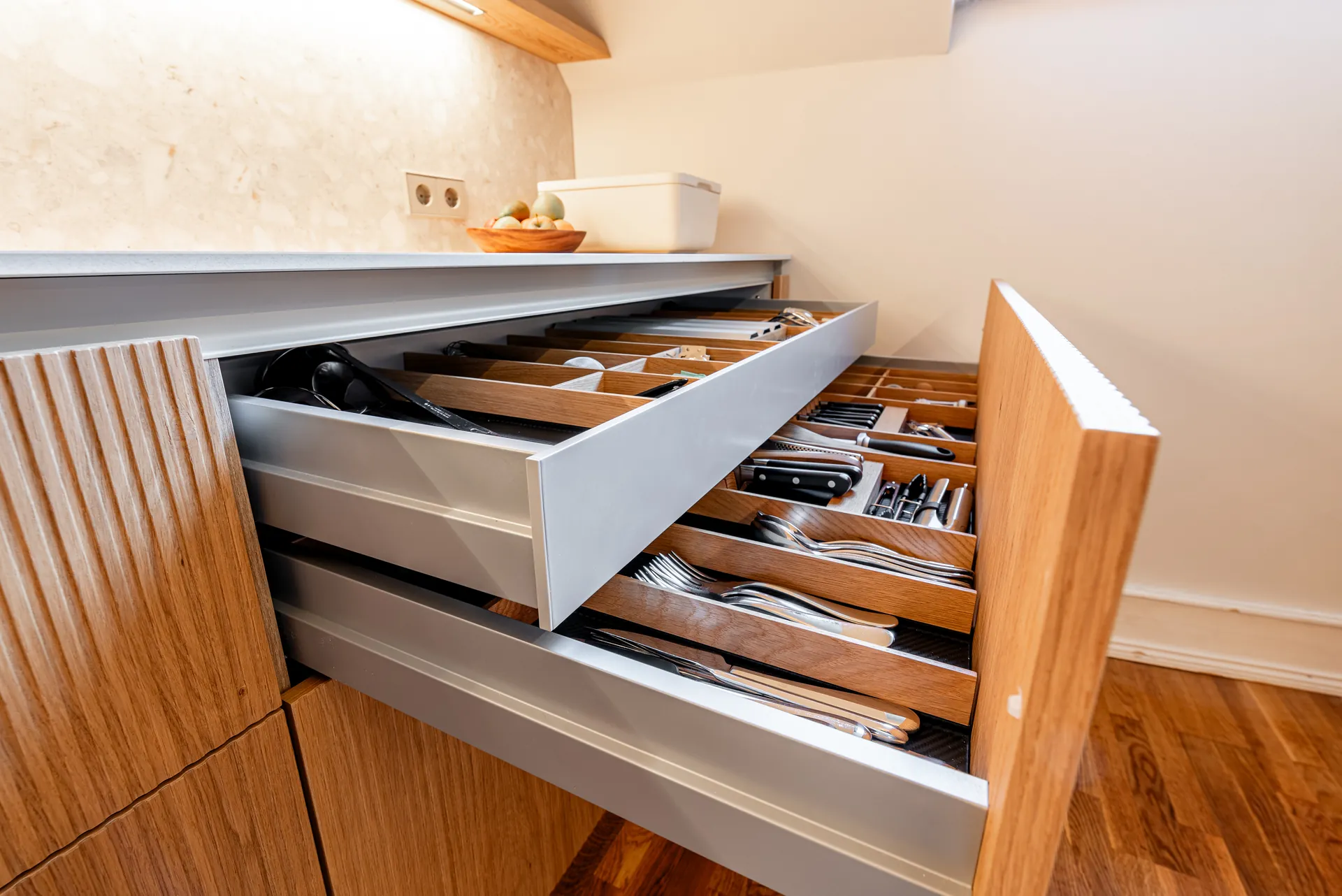 Designküche in Holz – Leicht Küche Bossa mit Keramik