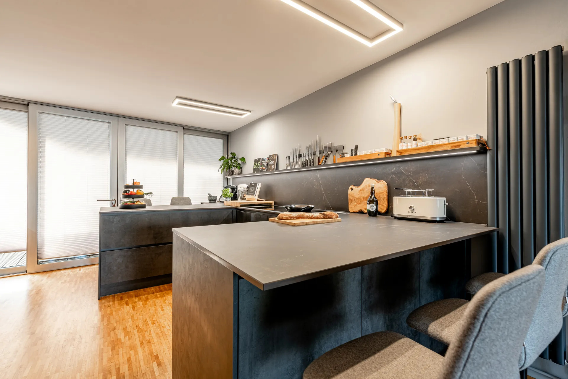 Designküche in Betonoptik – Individuelle Küche mit außergewöhnlicher Planung