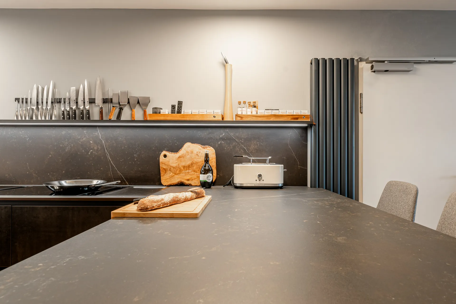Designküche in Betonoptik – Individuelle Küche mit außergewöhnlicher Planung