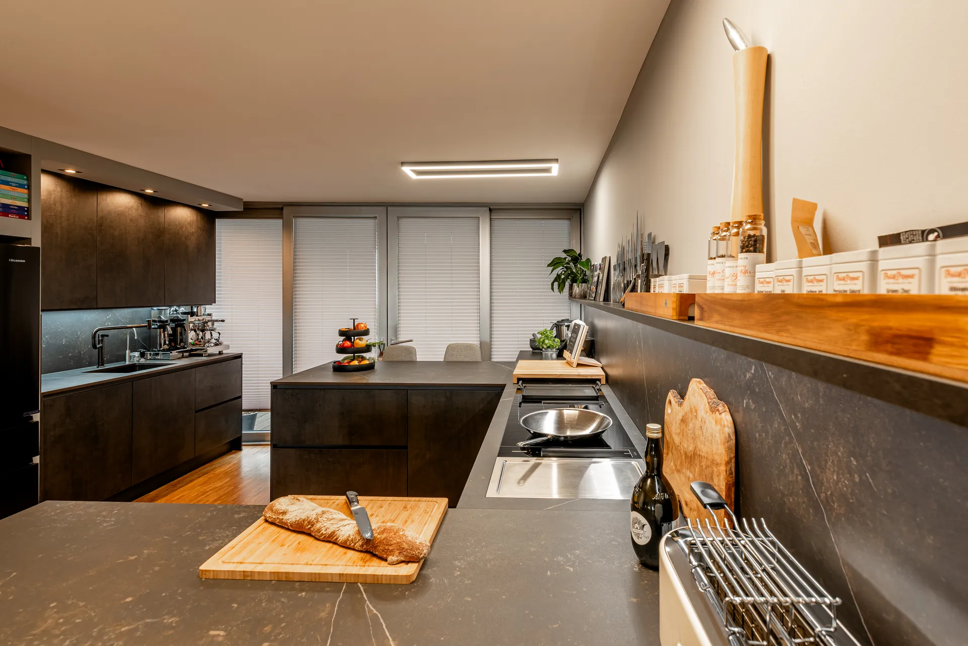 Designküche in Betonoptik – Individuelle Küche mit außergewöhnlicher Planung