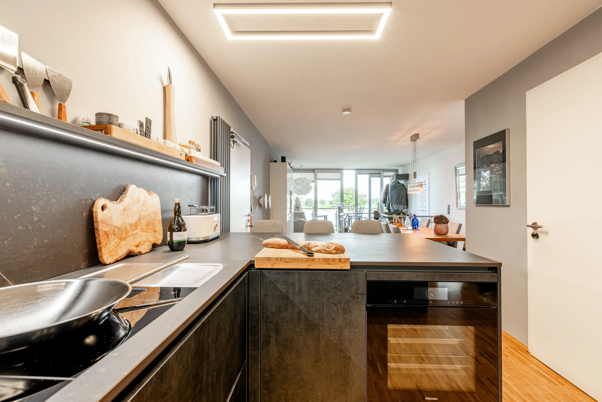 Designküche in Betonoptik – Individuelle Küche mit außergewöhnlicher Planung