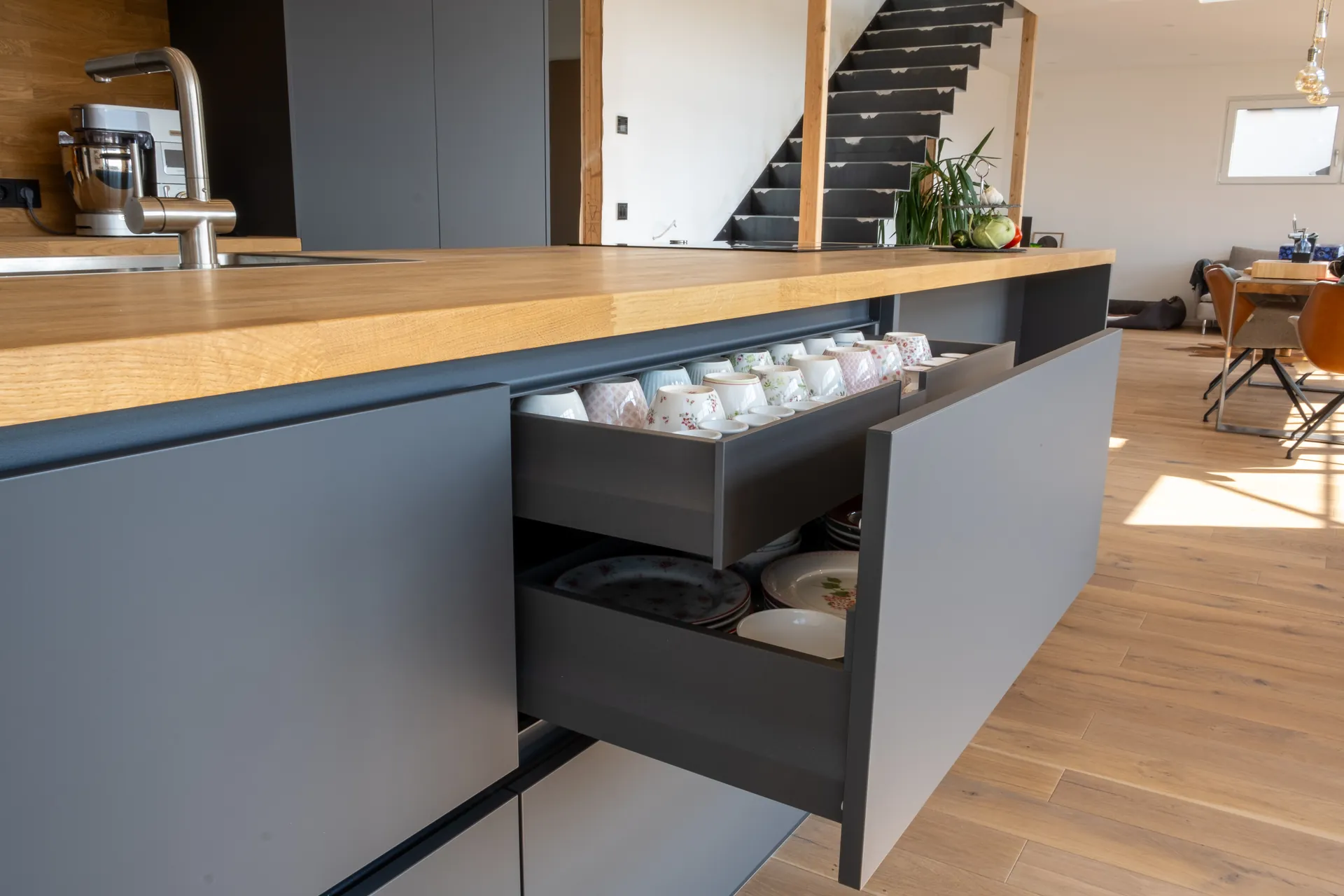 Designküche mit Kochinsel – Moderne Küche im zeitlosen Design