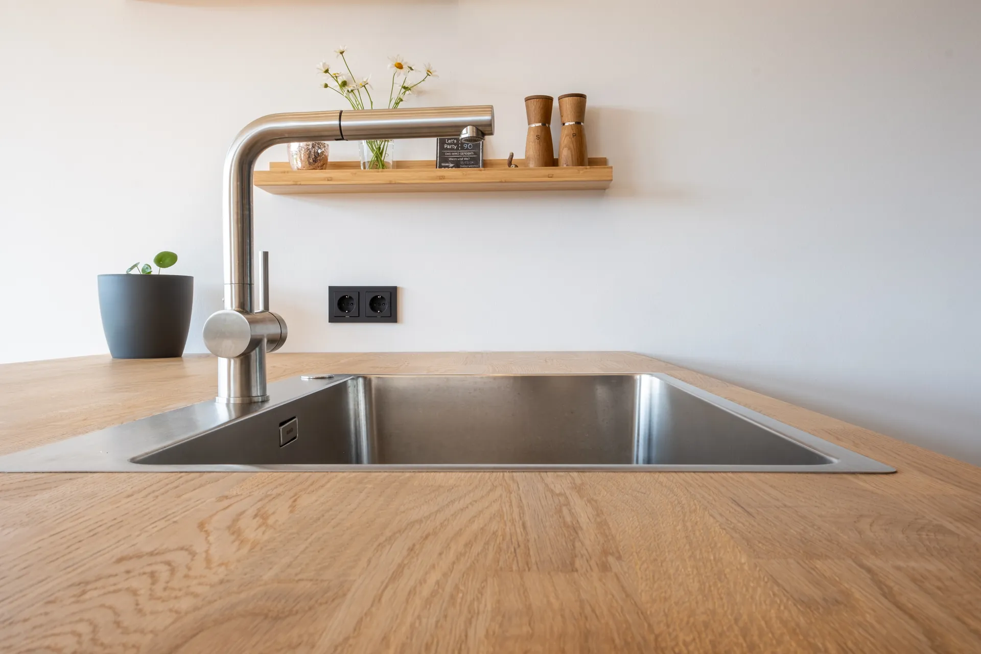 Designküche mit Kochinsel – Moderne Küche im zeitlosen Design