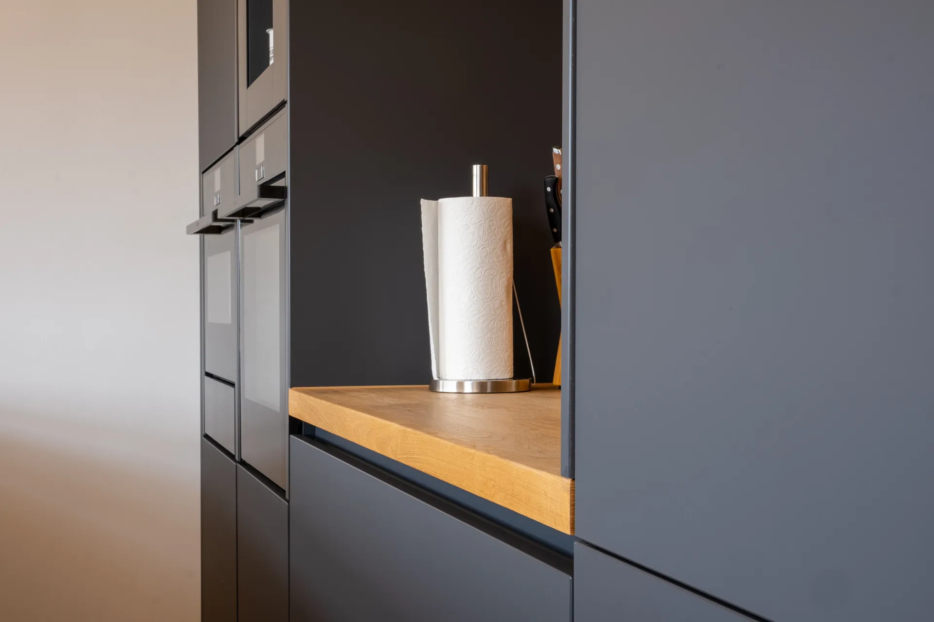 Designküche mit Kochinsel – Moderne Küche im zeitlosen Design
