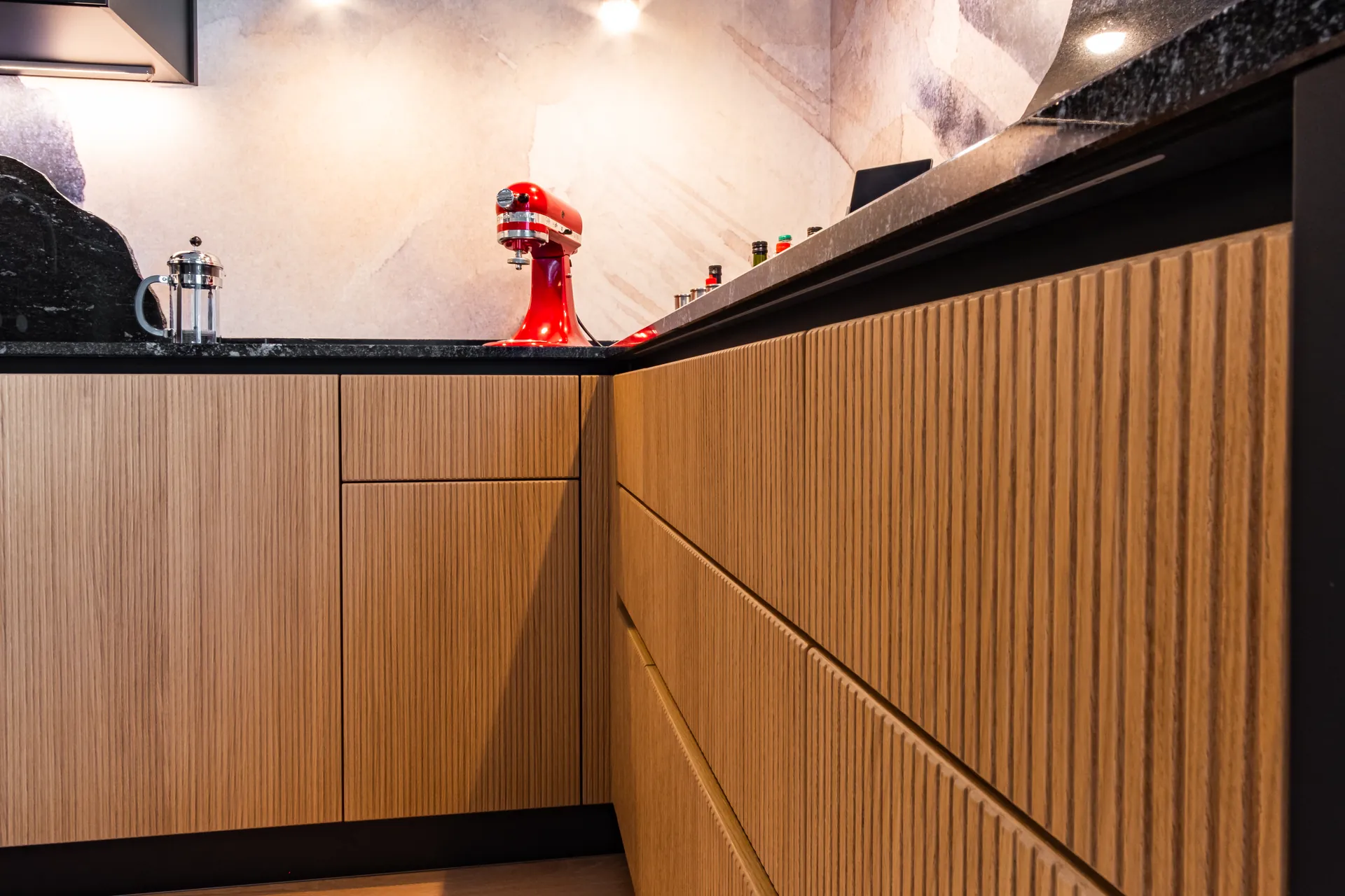 Designküche in Holz – Küche mit Echtholzfront und Struktur