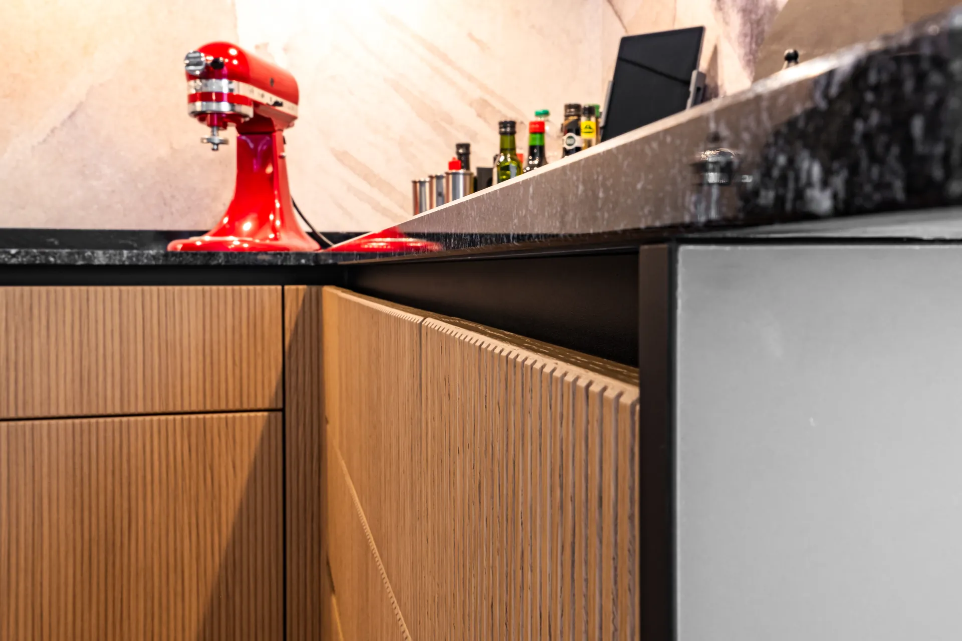 Designküche in Holz – Küche mit Echtholzfront und Struktur