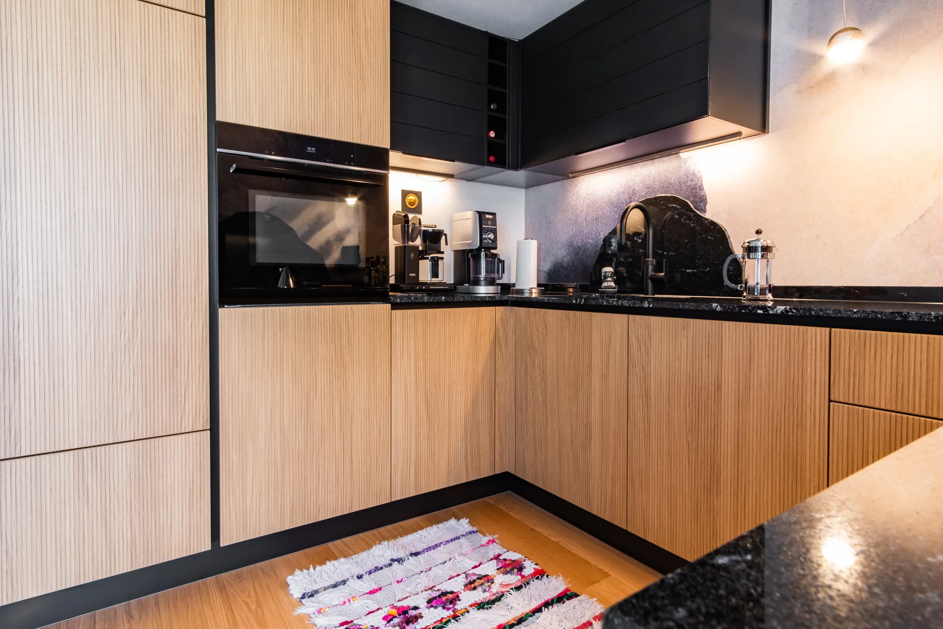Designküche in Holz – Küche mit Echtholzfront und Struktur