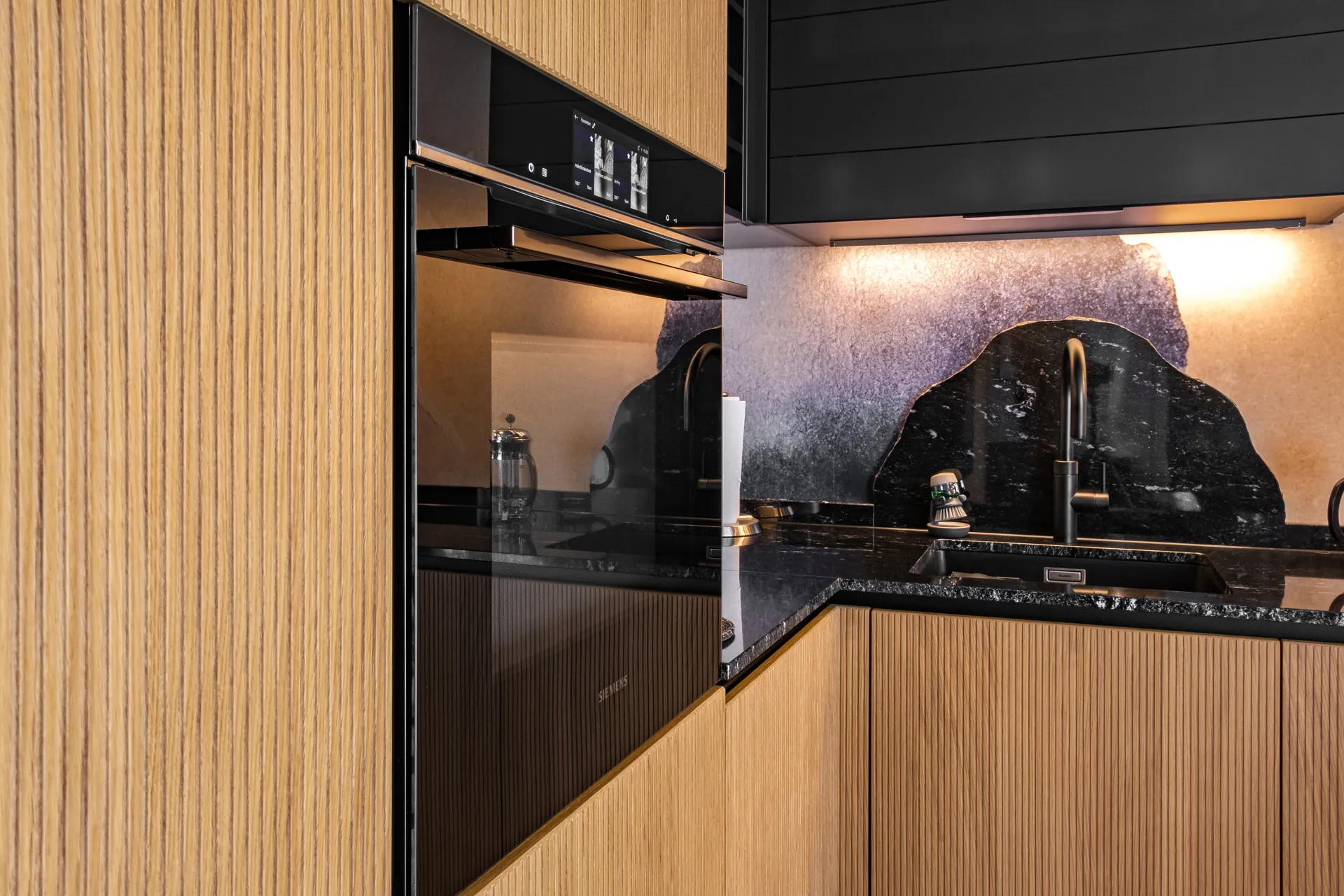 Designküche in Holz – Küche mit Echtholzfront und Struktur