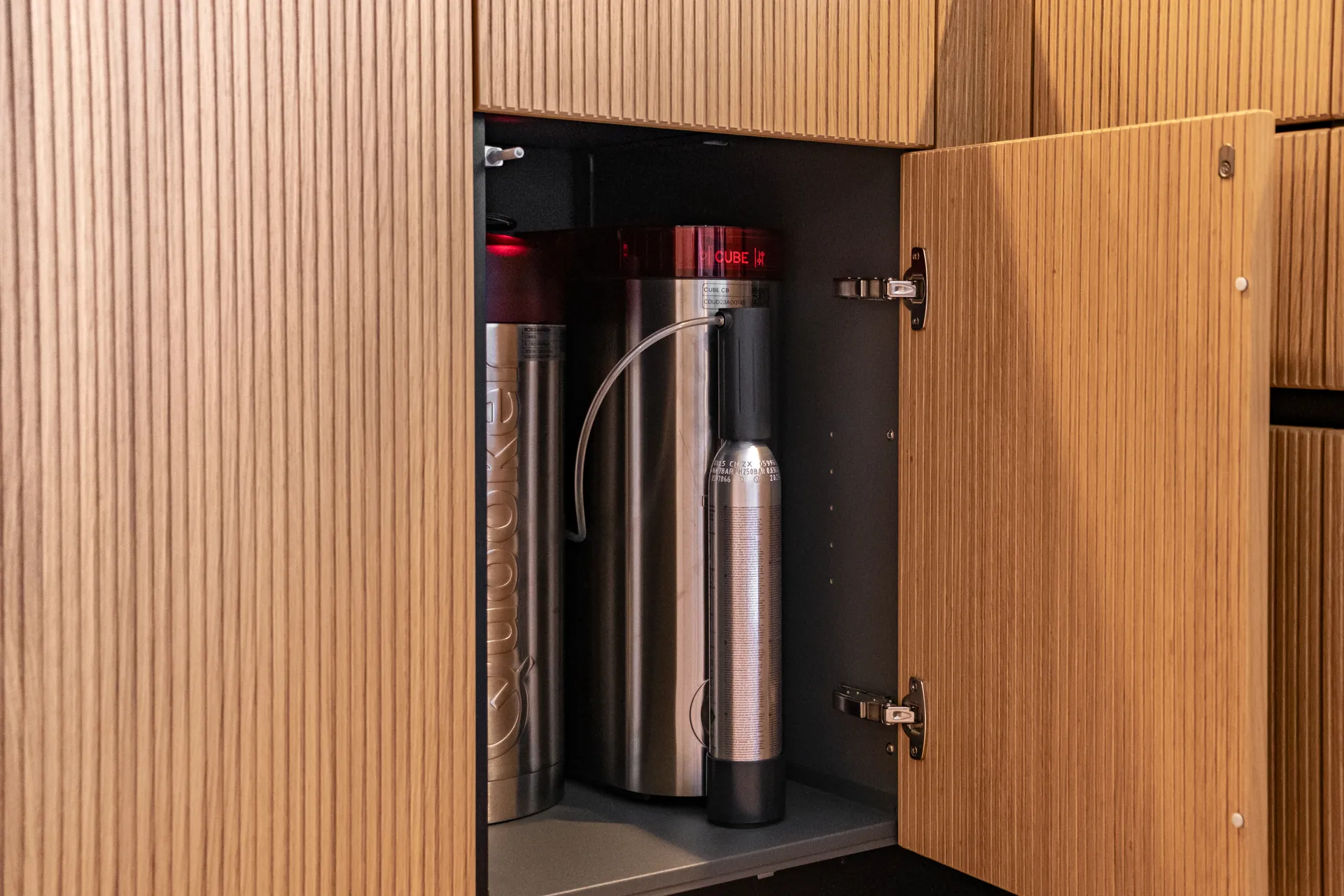 Designküche in Holz – Küche mit Echtholzfront und Struktur
