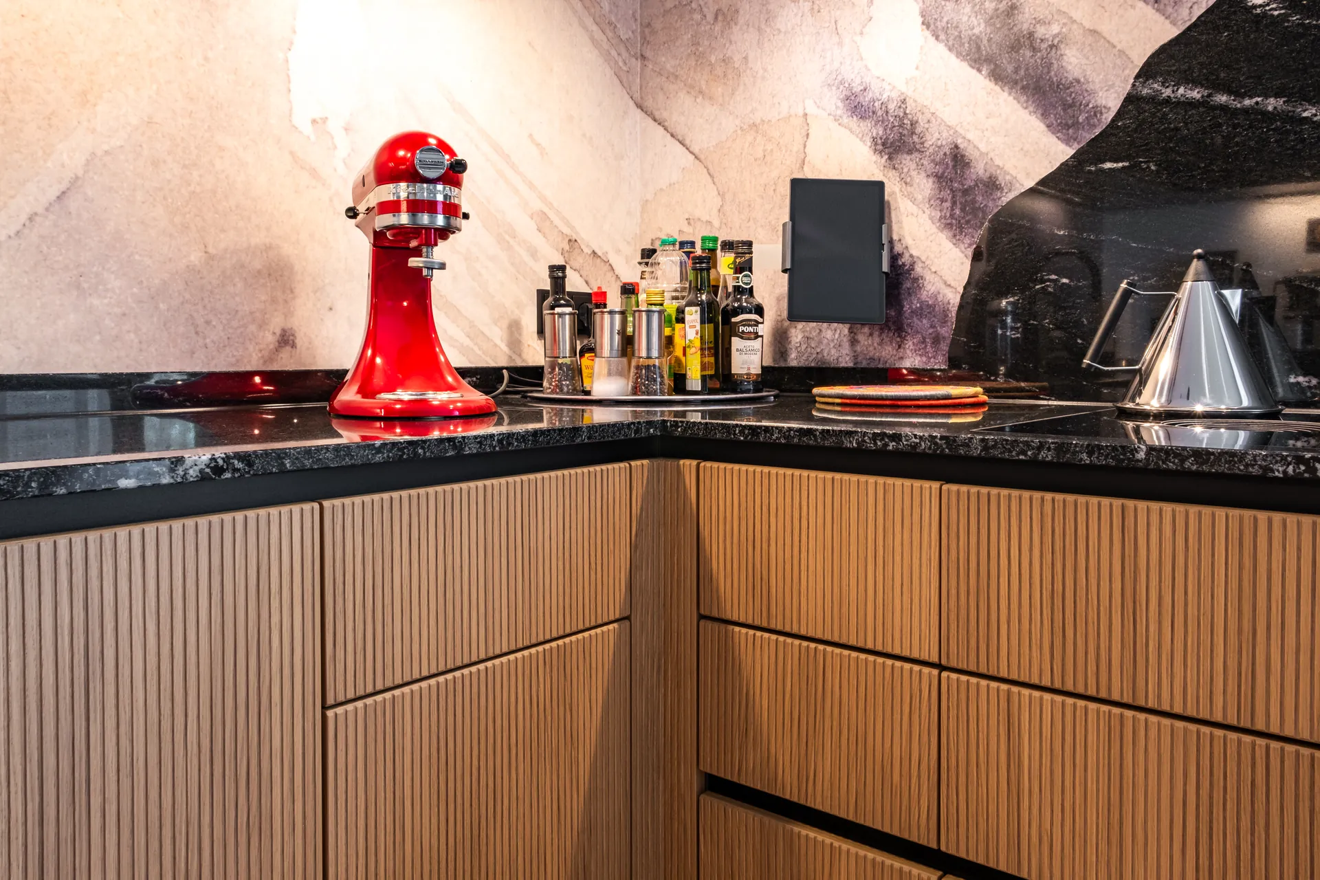 Designküche in Holz – Küche mit Echtholzfront und Struktur