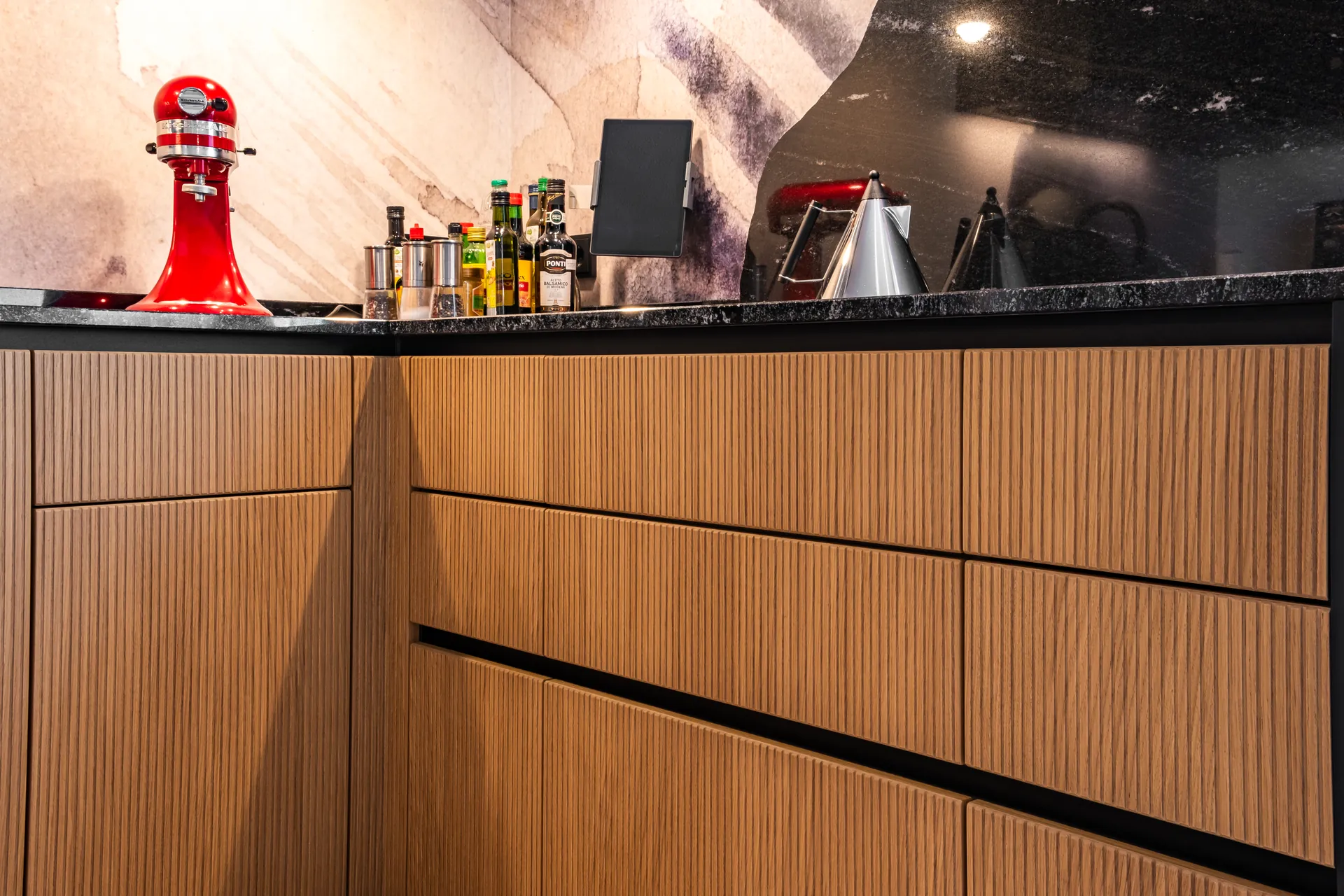 Designküche in Holz – Küche mit Echtholzfront und Struktur
