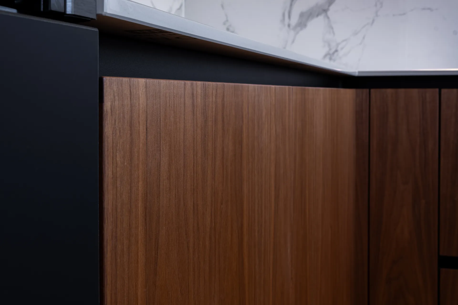 Designküche – Küche in amerikanischem Nussbaum geölt