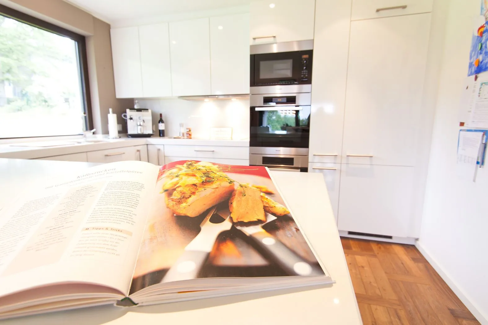 Designküche in Weiß – Hochglanzküche mit Miele Geräten