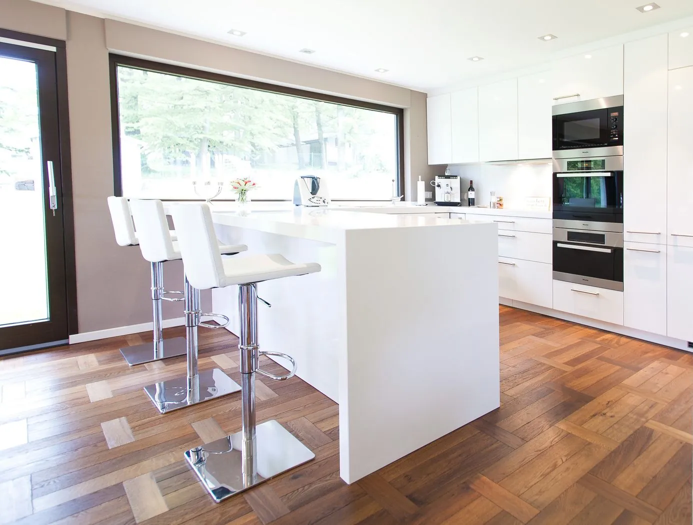 Designküche in Weiß – Hochglanzküche mit Miele Geräten